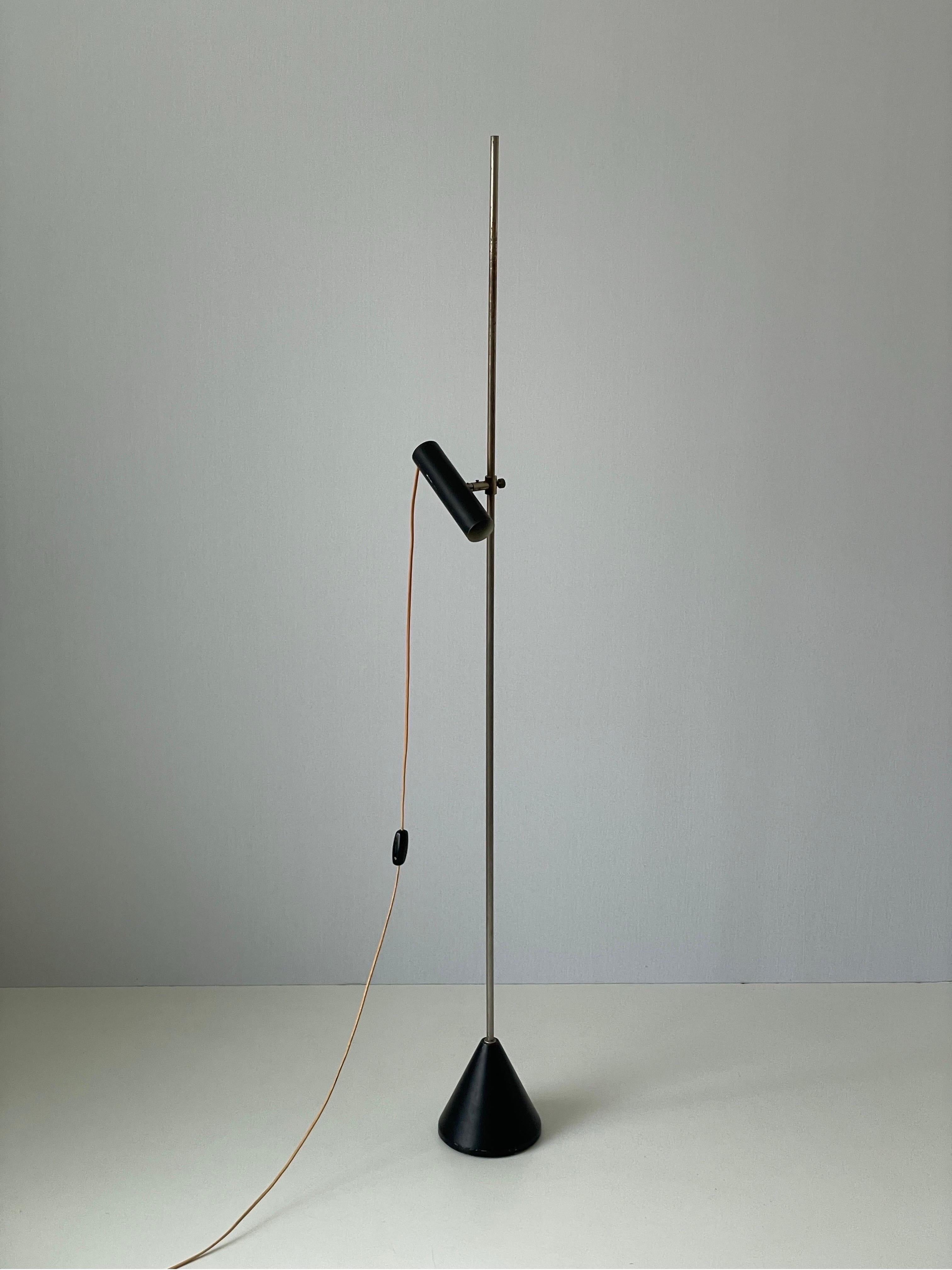 Adjustable Spot Floor Lamp with conical base, Attributed to Gino Sarfatti, 1960s, Italy

Lampshade is in good condition and very clean. 
This lamp works with E27 light bulb
Wired and suitable to use with 220V and 110V for all countries.

Measures: