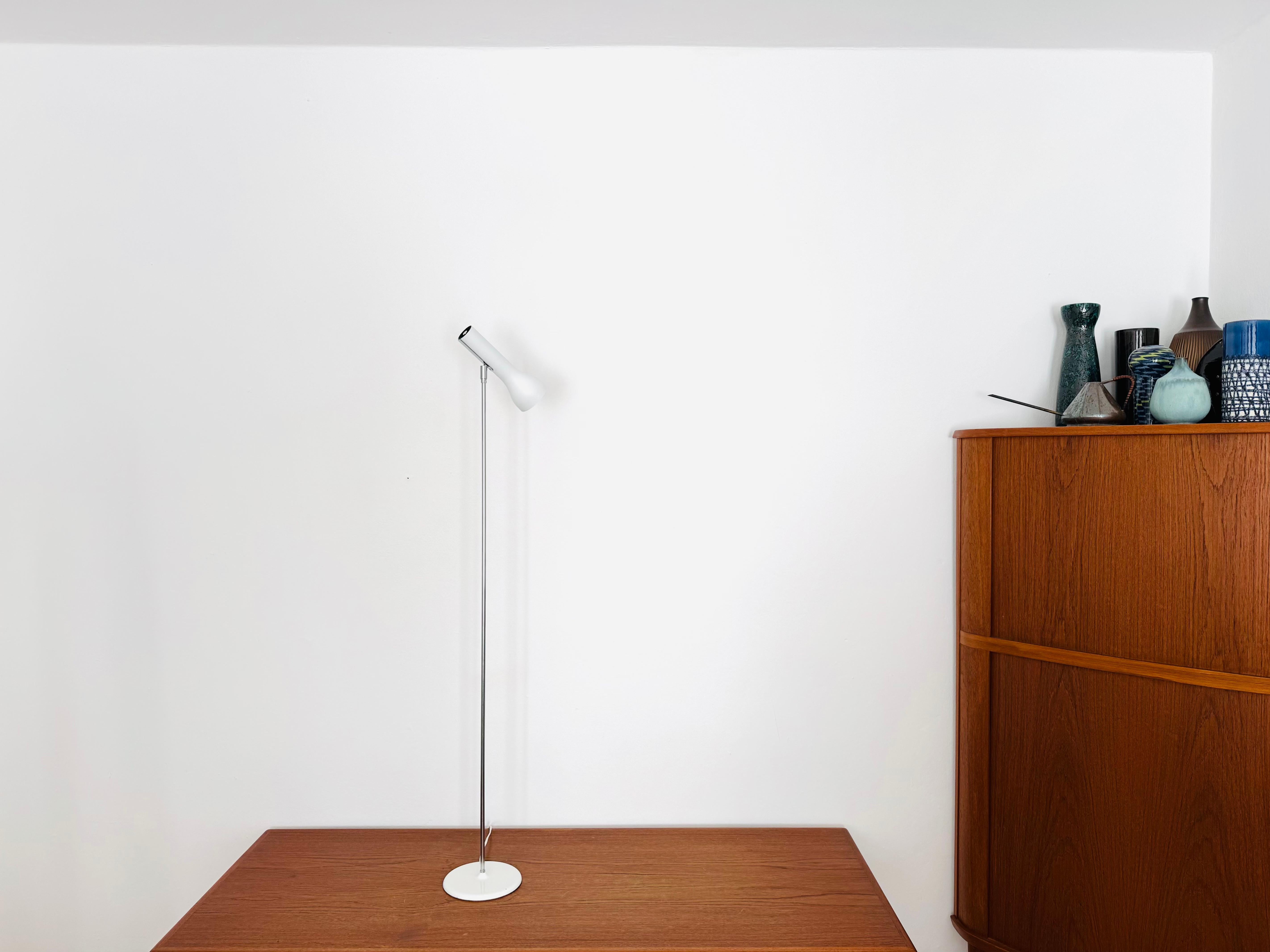 Splendida e delicata lampada da terra a spot degli anni '70.
Un design eccezionale e minimalista e una lavorazione di altissima qualità.
Il paralume è regolabile all'infinito.

Produttore: Swiss Lamps International

Condizioni:

Condizioni vintage