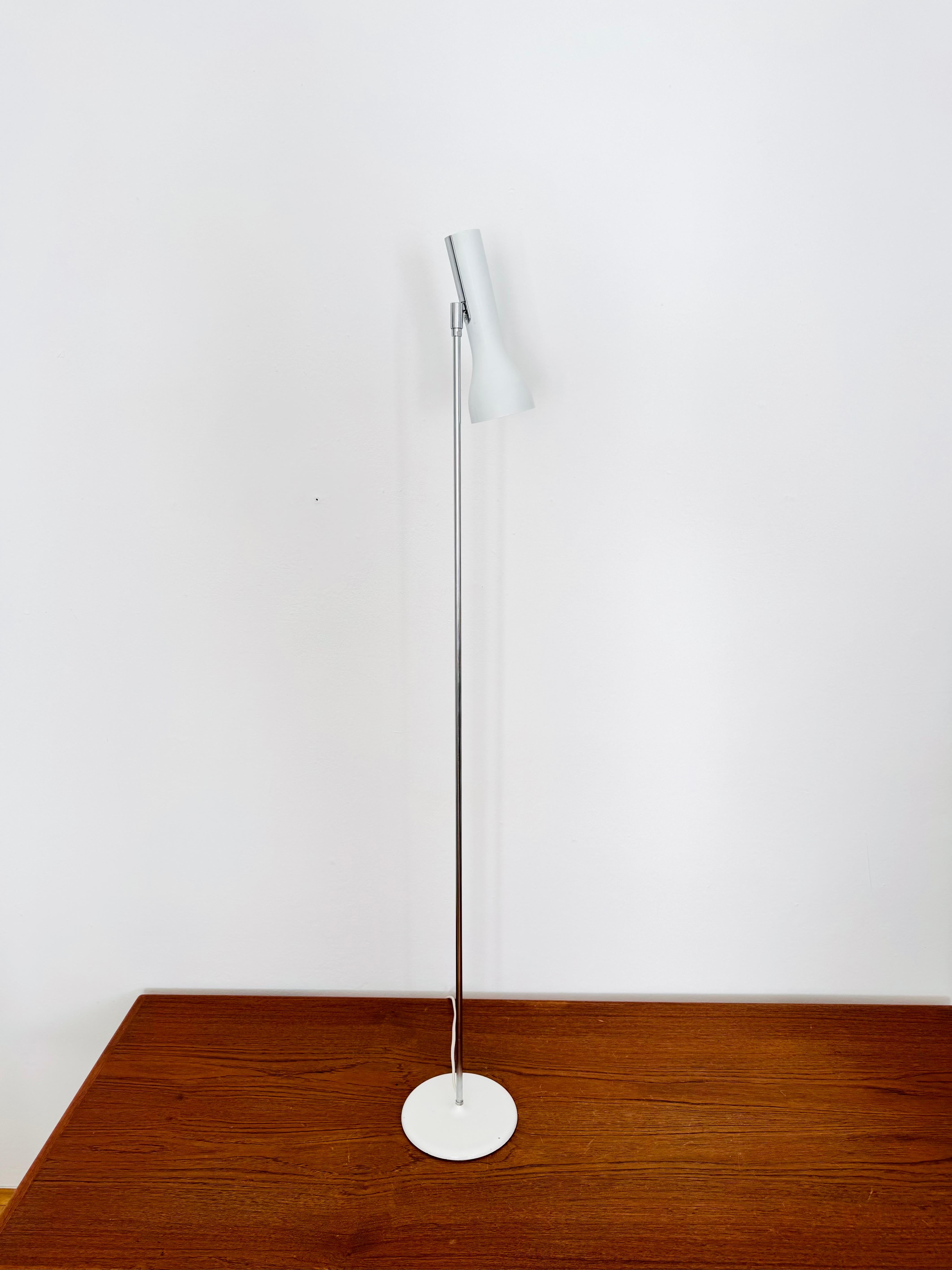 Mid-Century moderno Lampada da terra a spot regolabile di Swiss Lamps International in vendita
