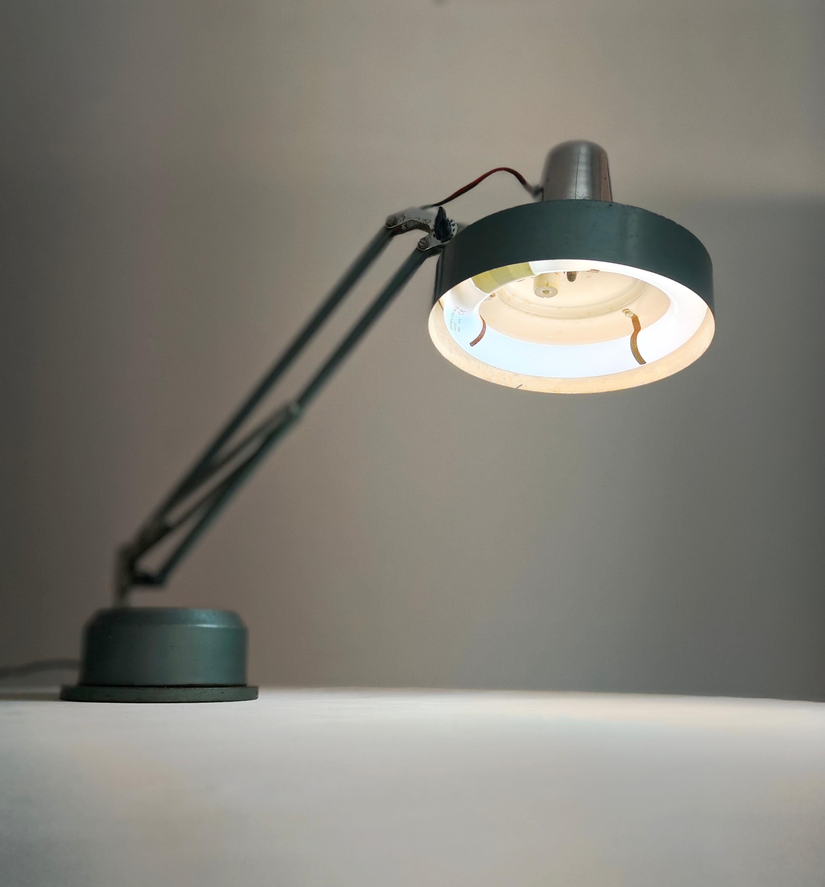 Lámpara de mesa de acero regulable. Base y pantalla esmaltadas. Marca Seminara Torino, fabricada en Italia en los años 1950/1960. Un interruptor situado en la parte superior para encender la lámpara de luz de neón. Seminara celebra con orgullo su