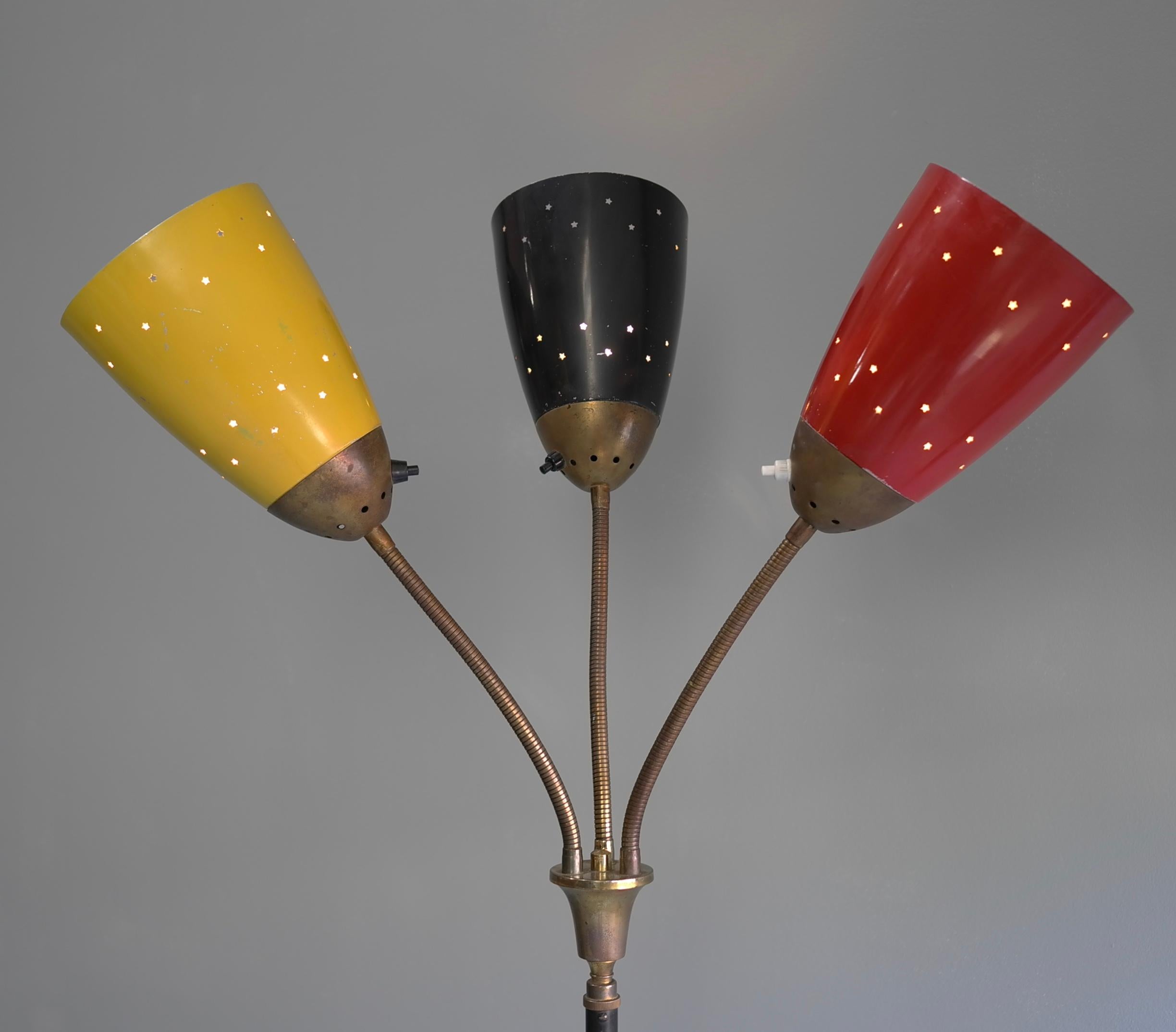 Mid-Century Modern Lampadaire italien réglable à trois abat-jours colorés, années 1950