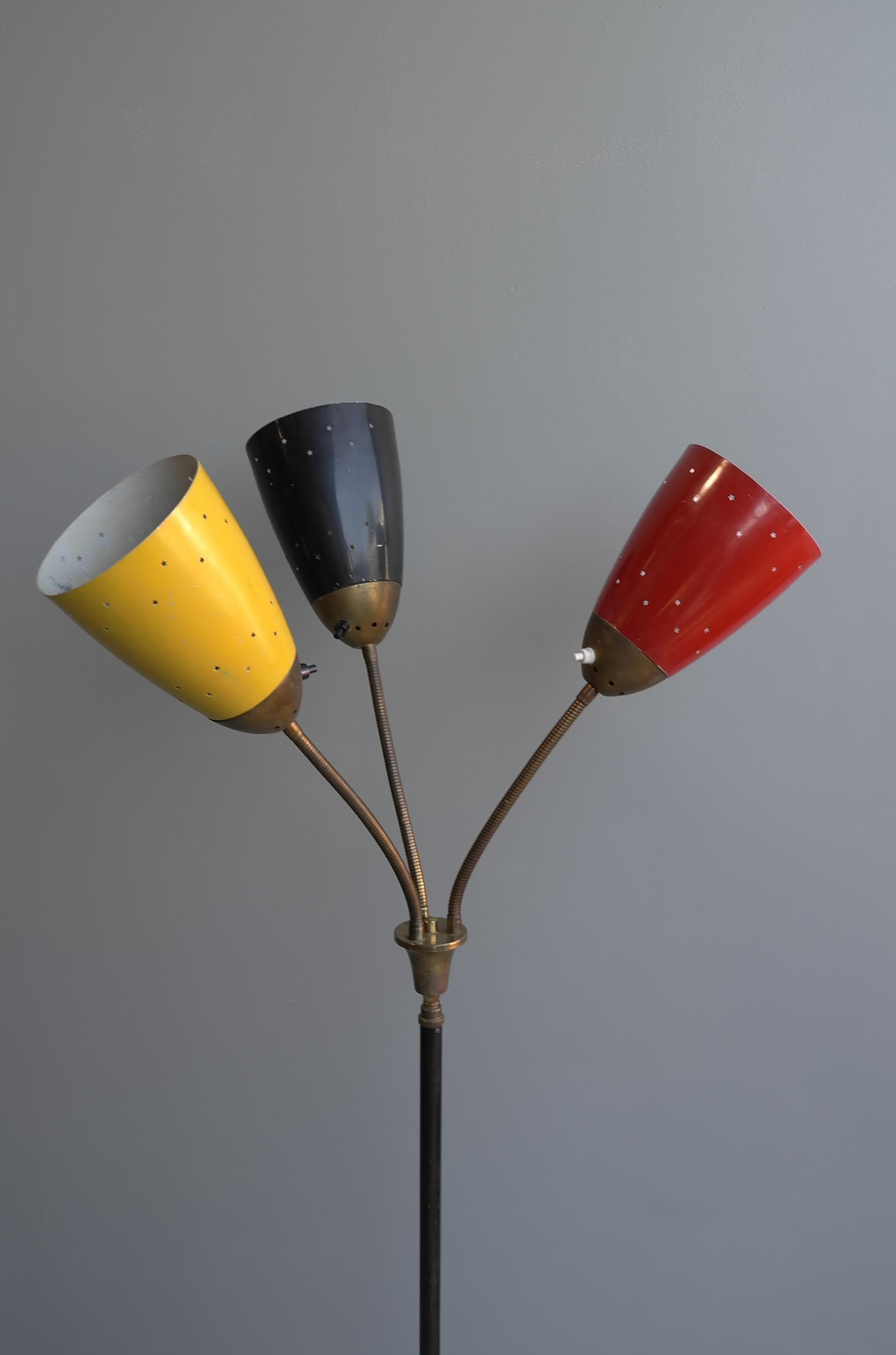 Lampadaire italien réglable à trois abat-jours colorés, années 1950 2