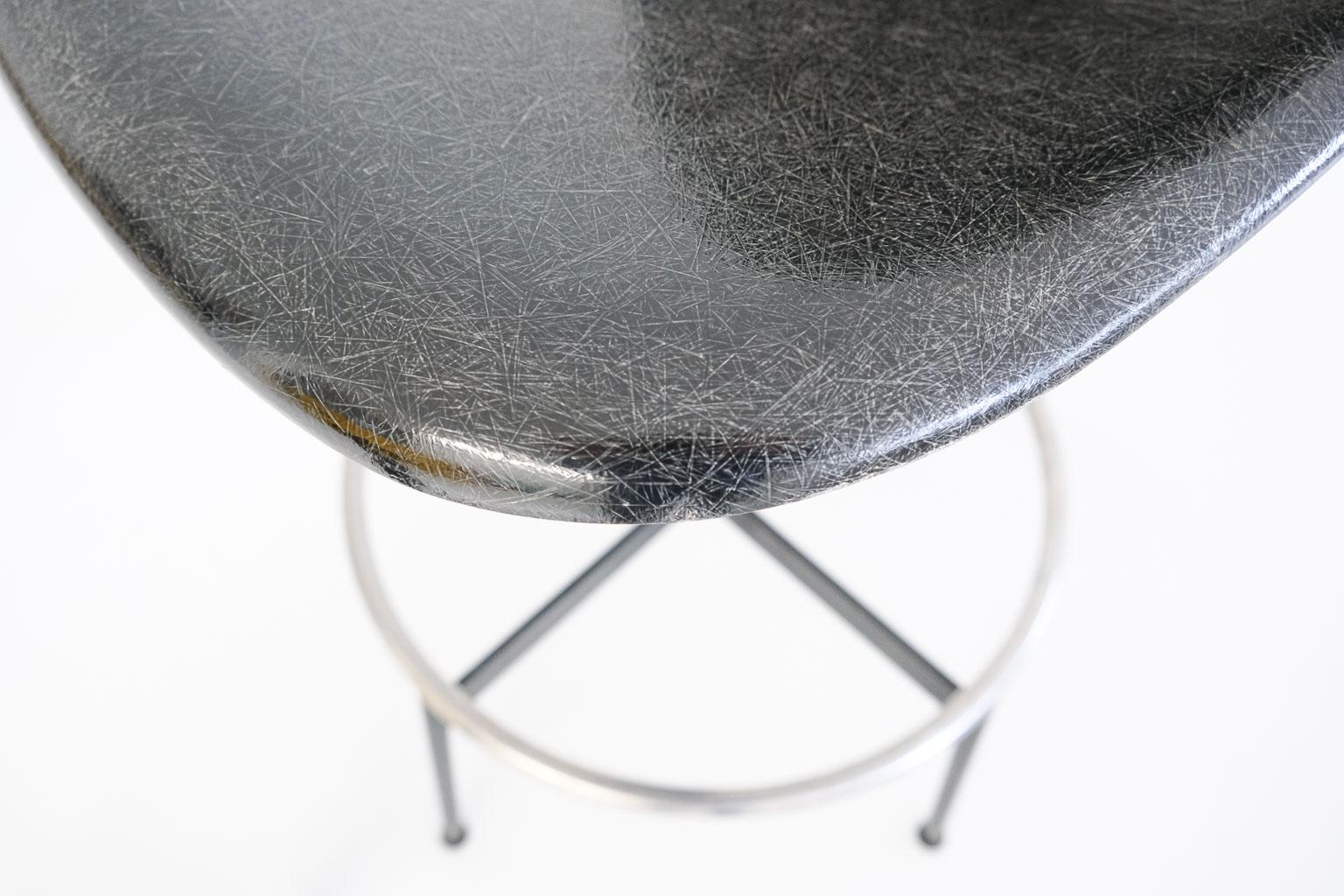 Verstellbarer, drehbarer Beistellstuhl mit Hocker von Ray und Charles Eames für Herman Miller im Angebot 3