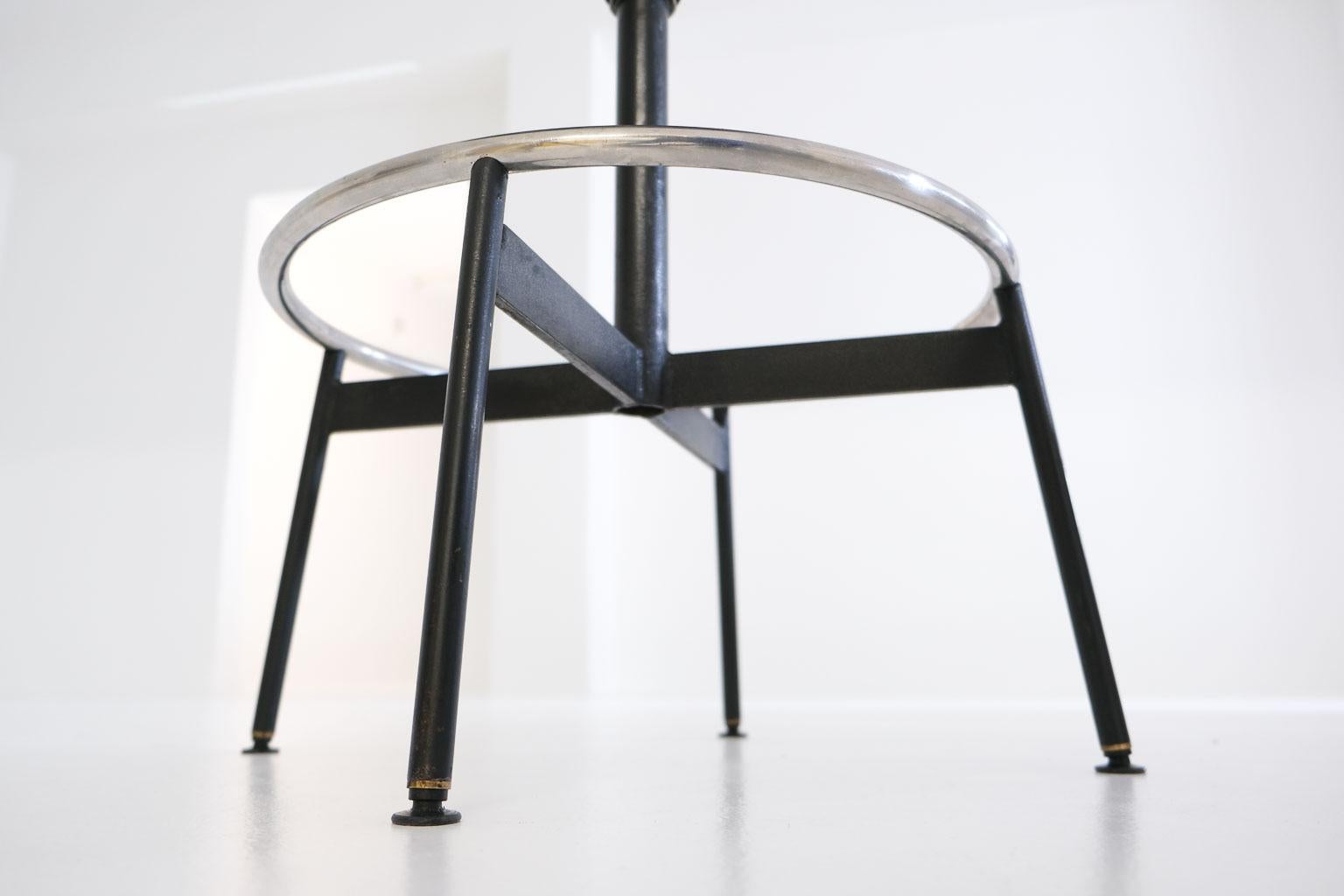 Verstellbarer, drehbarer Beistellstuhl mit Hocker von Ray und Charles Eames für Herman Miller im Angebot 4