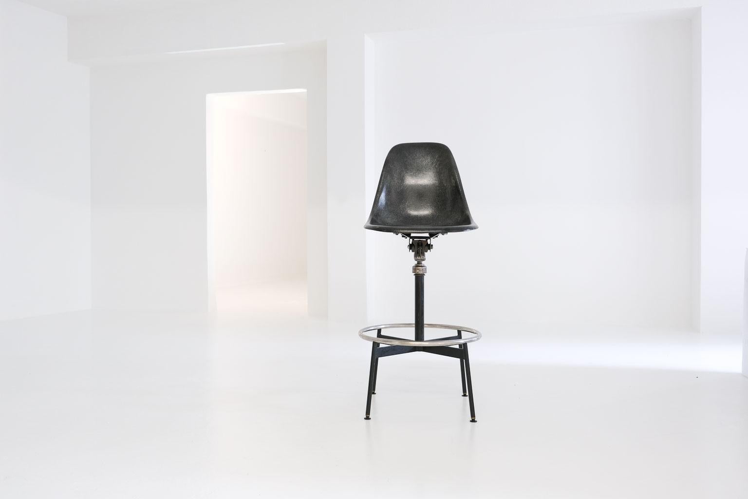 eames‘ plasticchairs are omnipresent nowadays: practical, good-looking and loved by everyone. but when you’re not „everyone“ and would like to insert something special into your interior, here we’ve got a striking discovery: a drafting chair. black