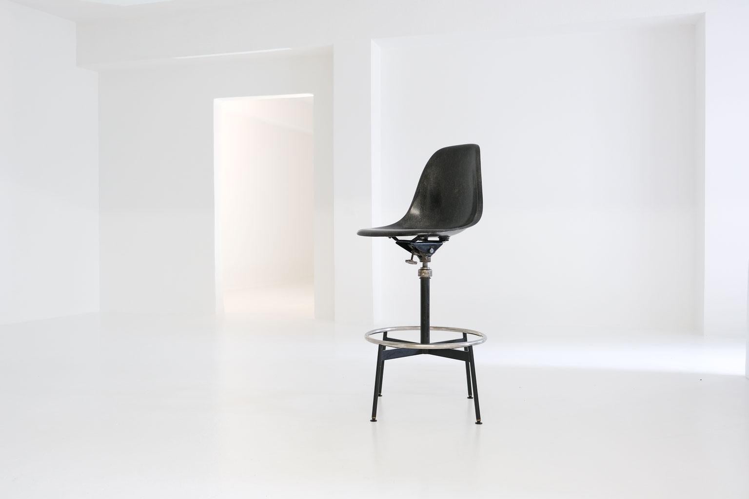 Verstellbarer, drehbarer Beistellstuhl mit Hocker von Ray und Charles Eames für Herman Miller (Moderne der Mitte des Jahrhunderts) im Angebot