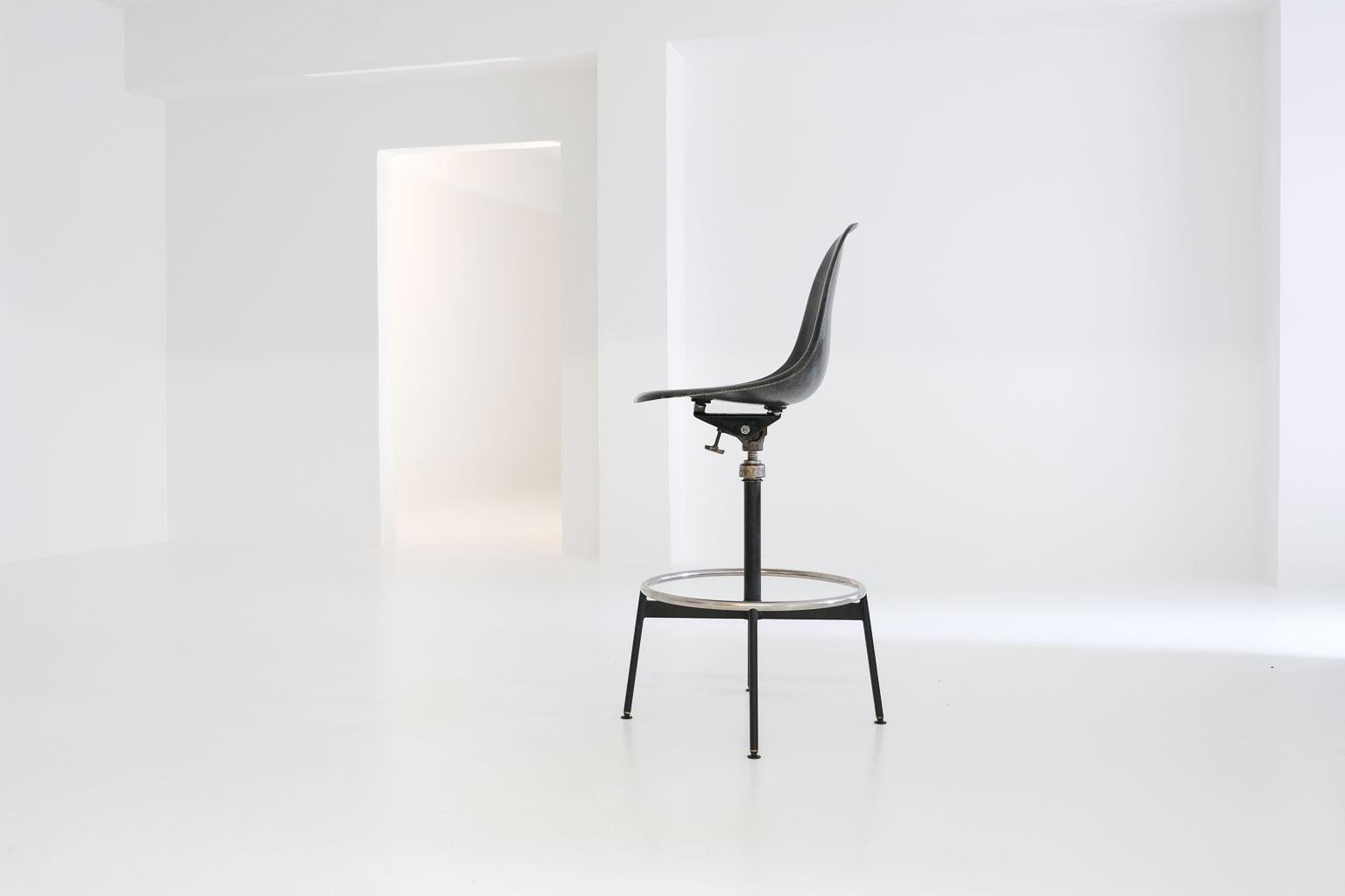 Verstellbarer, drehbarer Beistellstuhl mit Hocker von Ray und Charles Eames für Herman Miller (amerikanisch) im Angebot