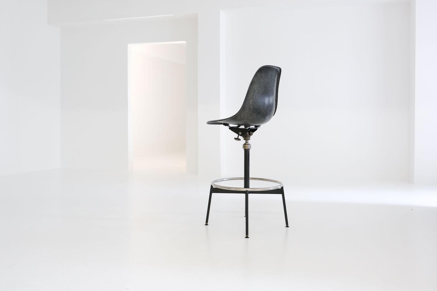 Adjustable stool swivel side chair by Ray and Charles Eames for Herman Miller In Good Condition For Sale In Frankfurt am Main, DE