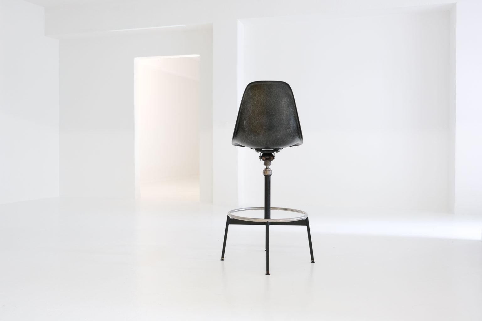 Verstellbarer, drehbarer Beistellstuhl mit Hocker von Ray und Charles Eames für Herman Miller (20. Jahrhundert) im Angebot