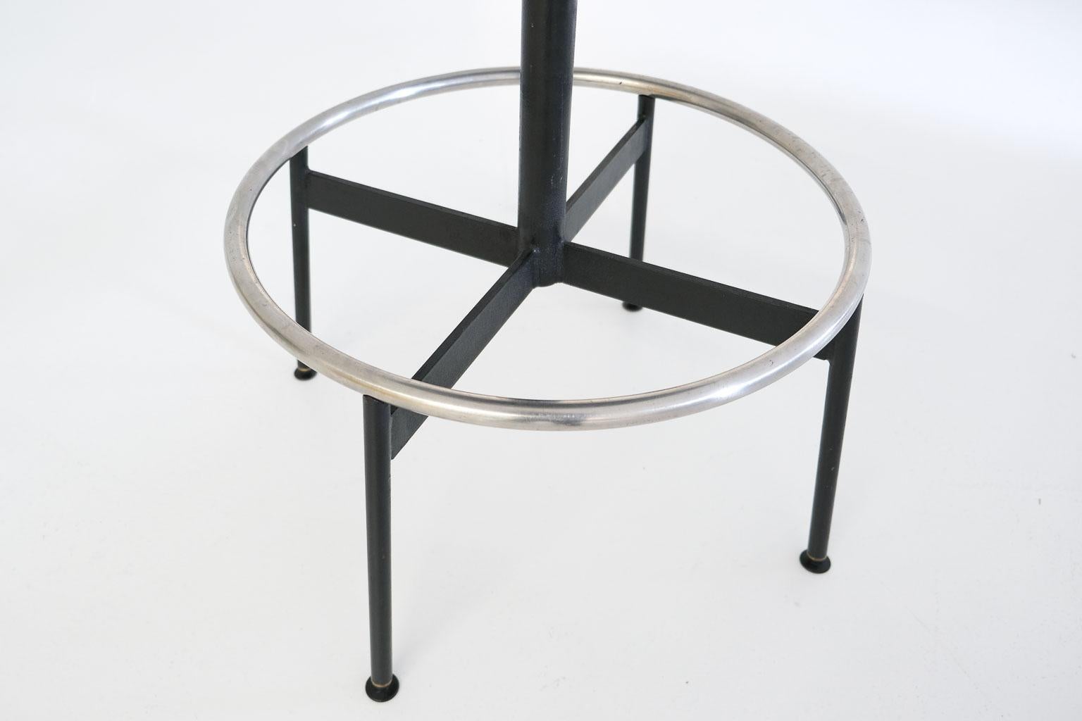 Verstellbarer, drehbarer Beistellstuhl mit Hocker von Ray und Charles Eames für Herman Miller (Metall) im Angebot