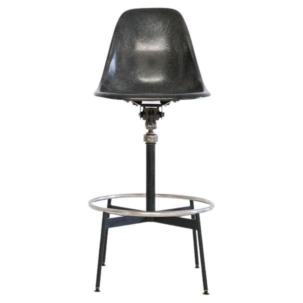 Verstellbarer, drehbarer Beistellstuhl mit Hocker von Ray und Charles Eames für Herman Miller im Angebot