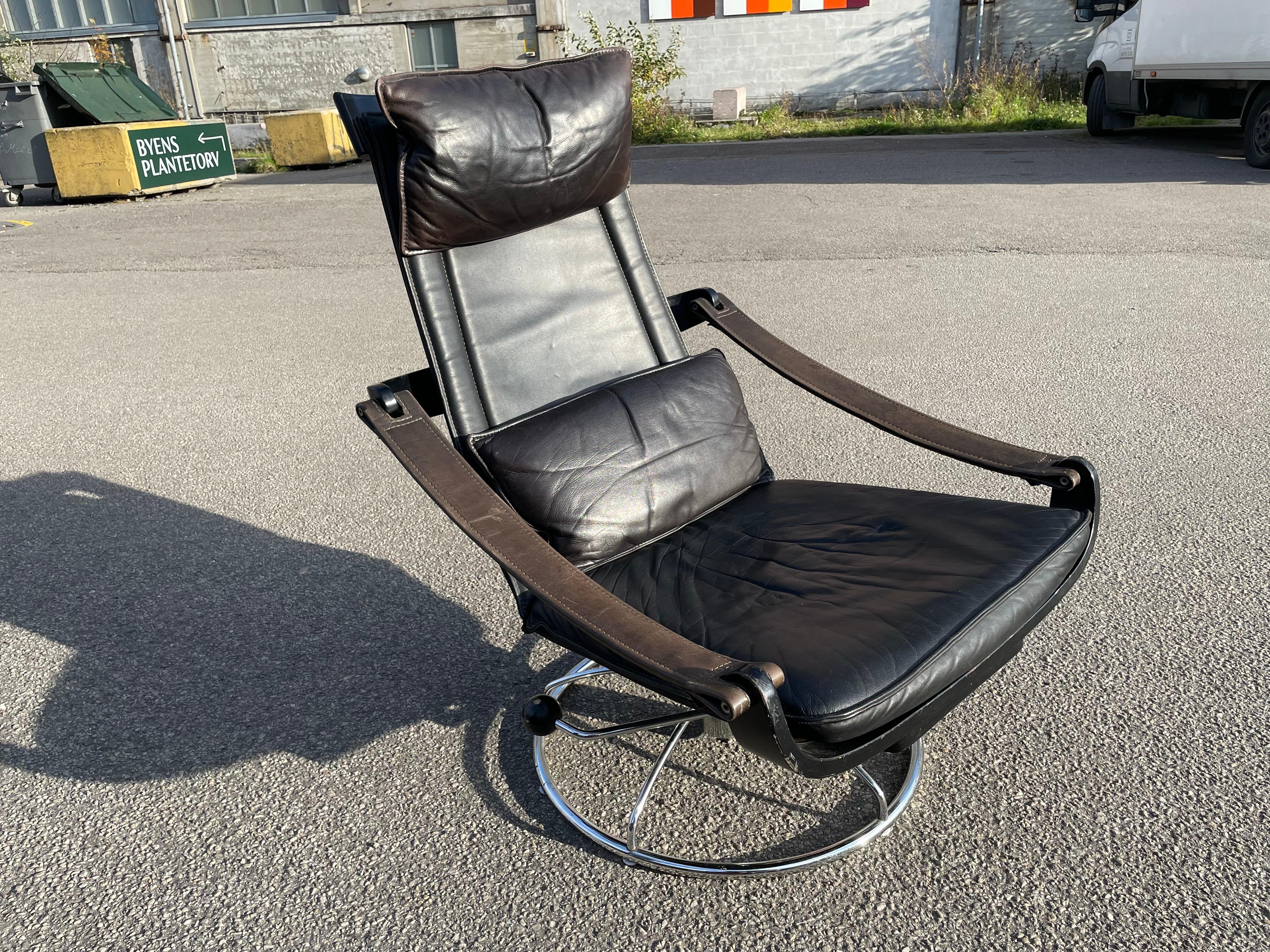 Scandinavian lounge chair designed by Ake Fribytter for Nelo Möbel in Sweden.
Upholstered with black leather.