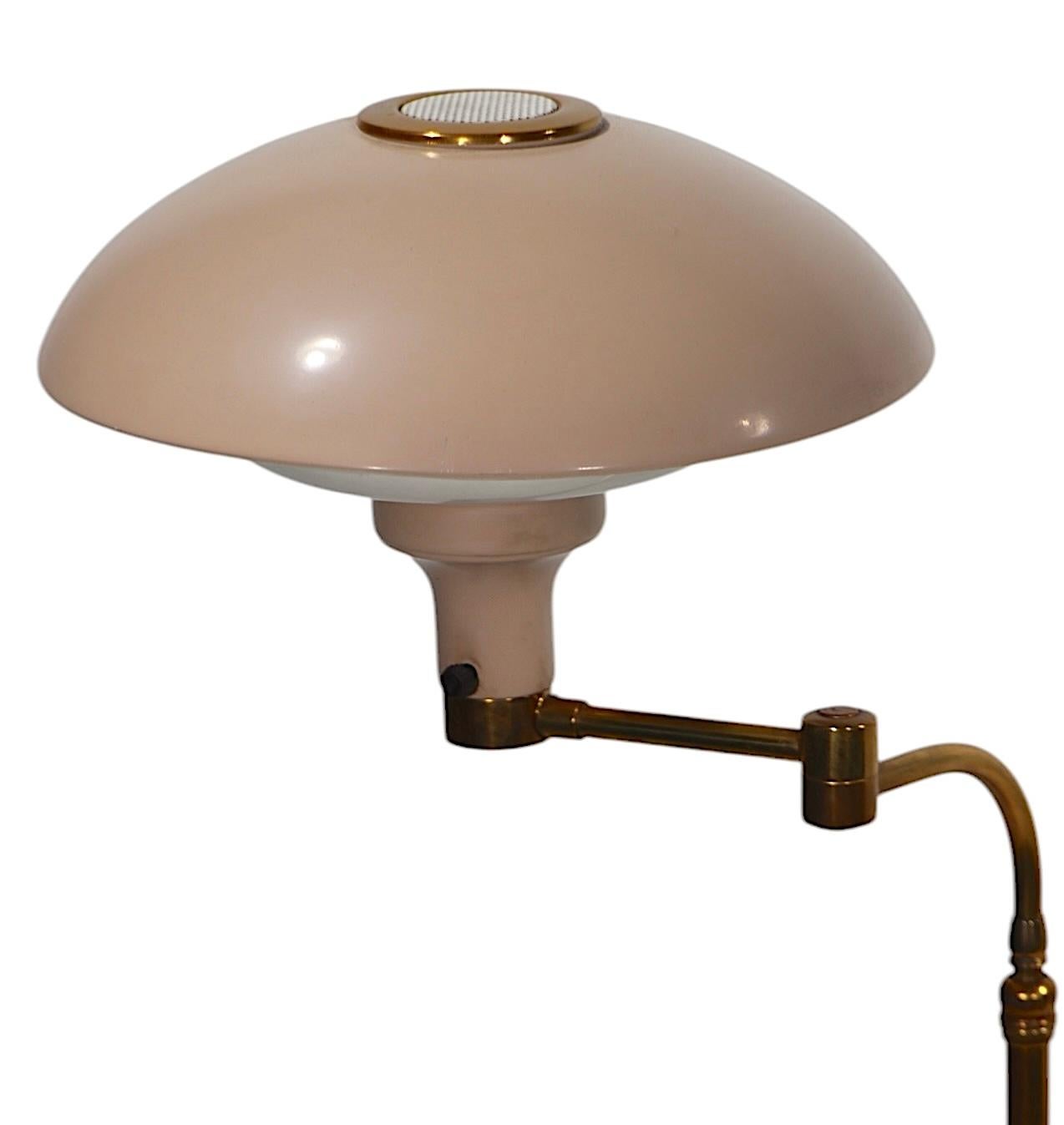 Classic Gerald Thurston design for Lightolier adjustable floor lamp, having a flex arm, saucer shade, and extendable center pole. This example is in very good, clean, original, working condition, showing only light cosmetic wear, normal and