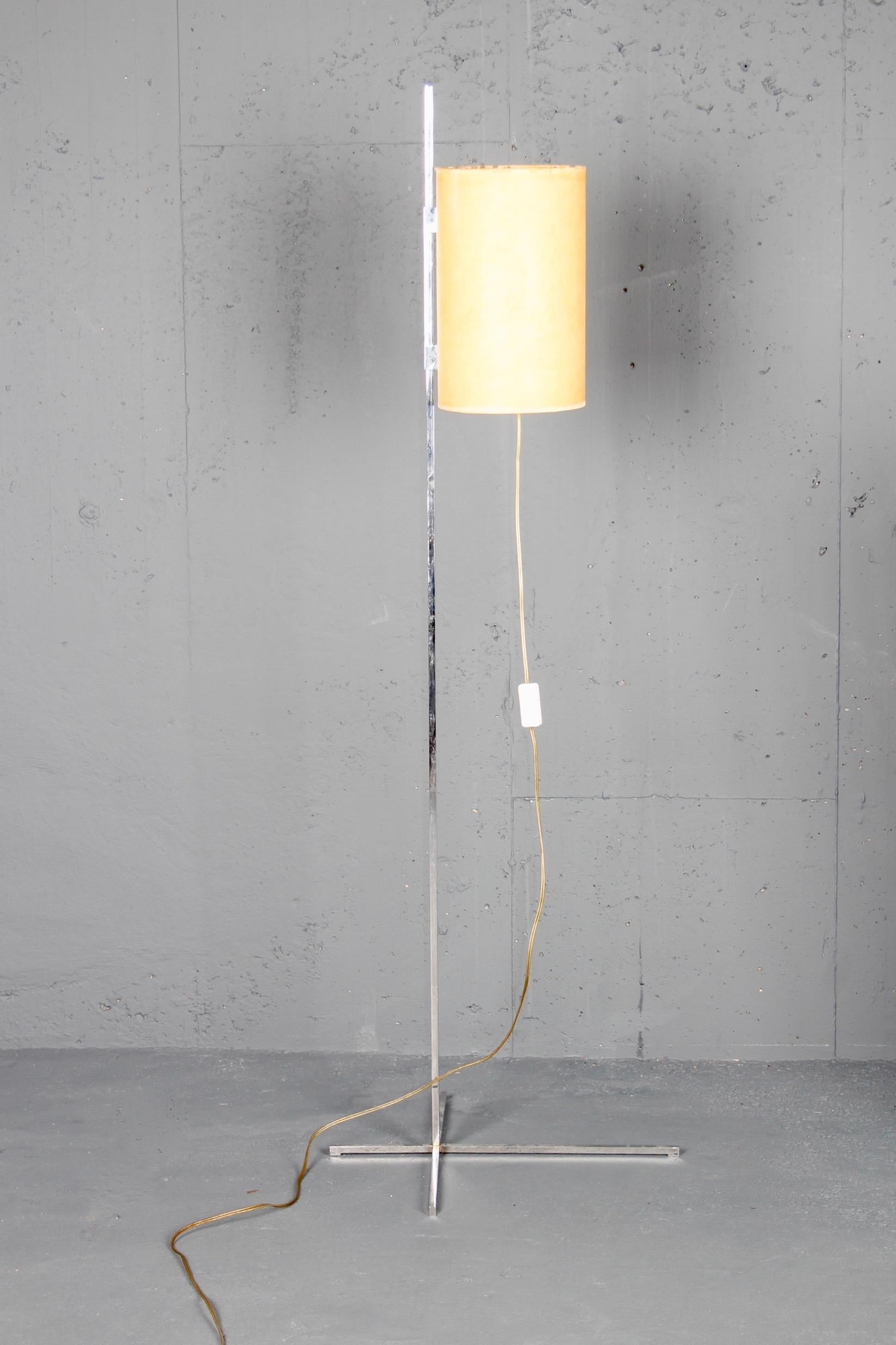 Adjustable Swiss moderniste floor lamp In Good Condition For Sale In grand Lancy, CH