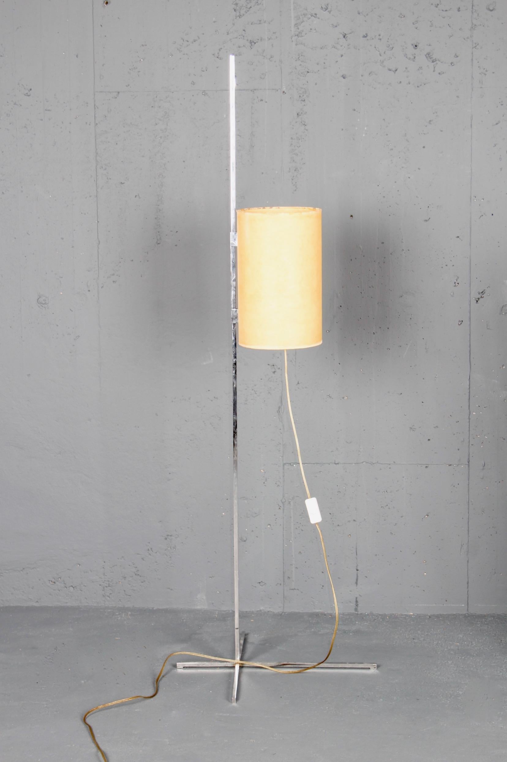 Late 20th Century Adjustable Swiss moderniste floor lamp For Sale
