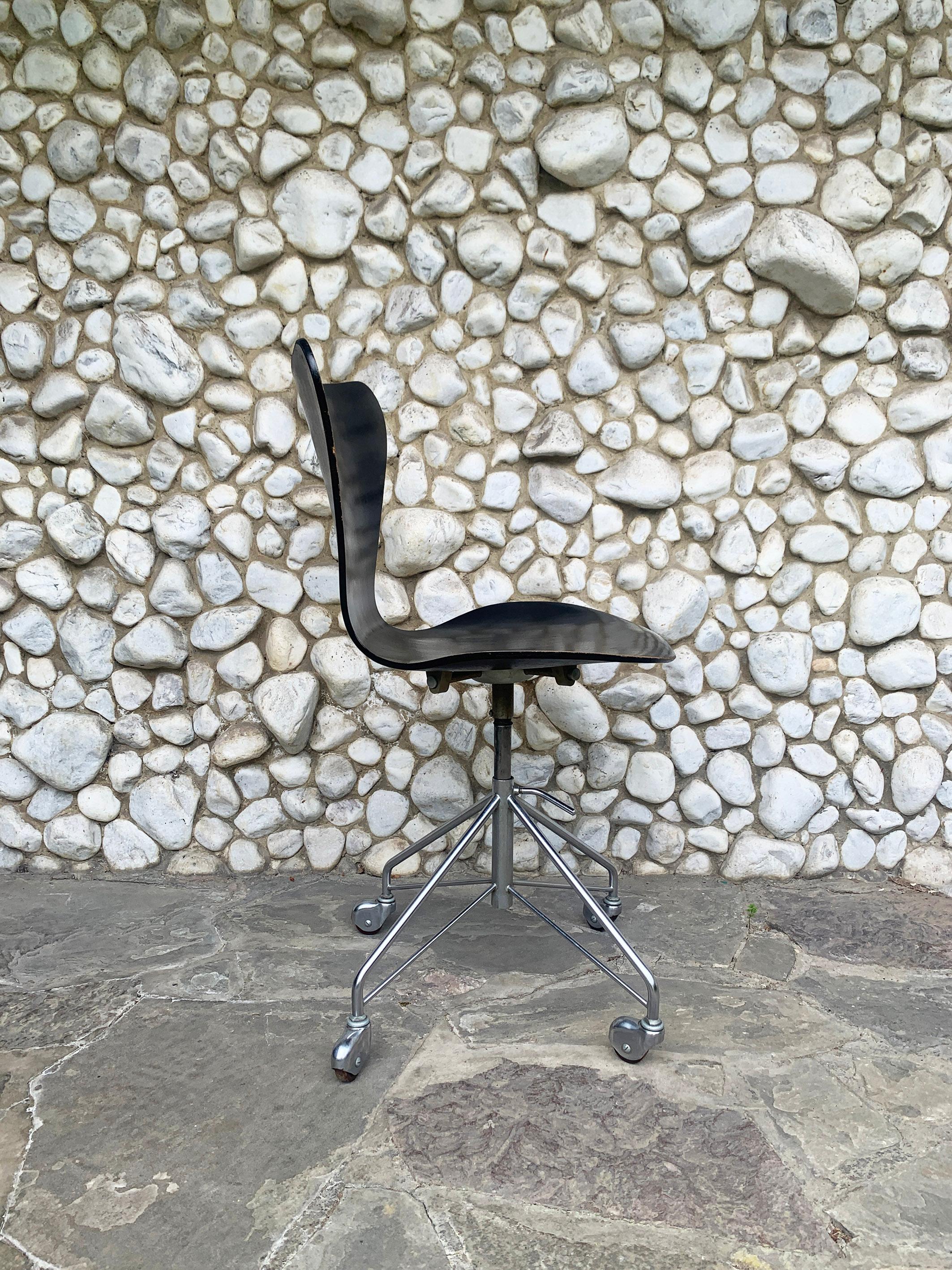 Mid-Century Modern Adjustable Swivel Office Chair 3117 by Arne Jacobsen for Fritz Hansen, 1960s For Sale