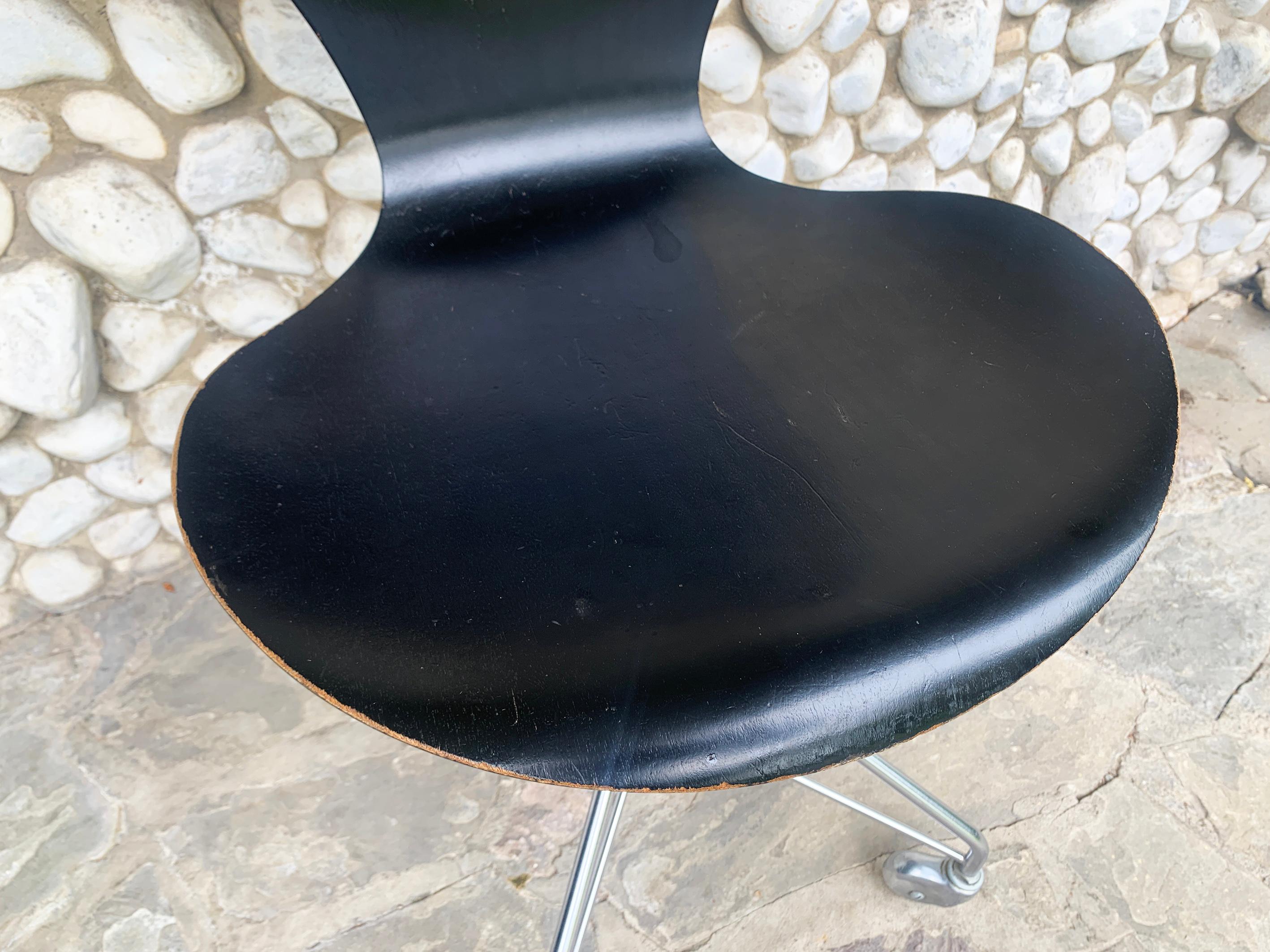 Adjustable Swivel Office Chair 3117 by Arne Jacobsen for Fritz Hansen, 1960s In Good Condition For Sale In Vorst, BE