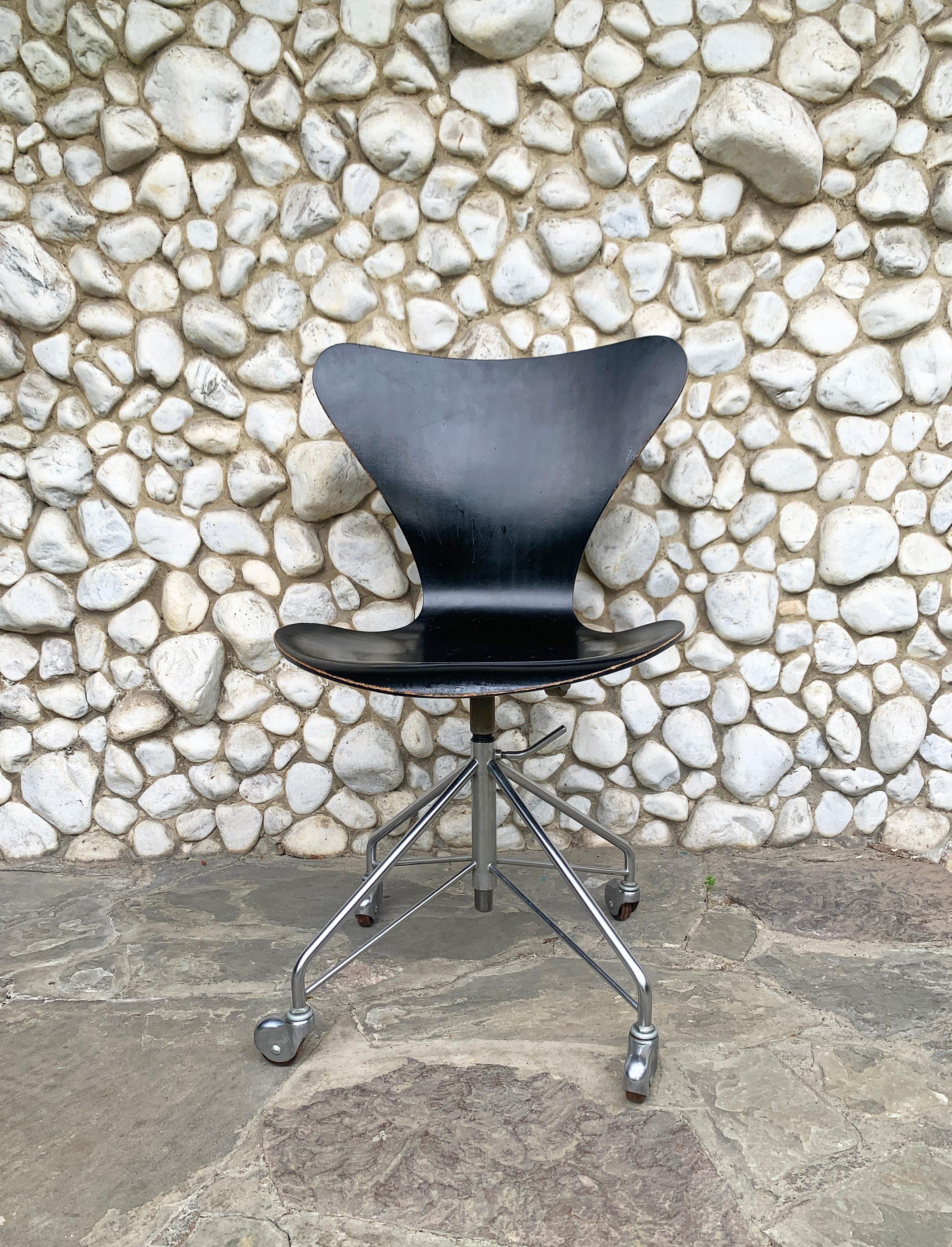 Steel Adjustable Swivel Office Chair 3117 by Arne Jacobsen for Fritz Hansen, 1960s For Sale