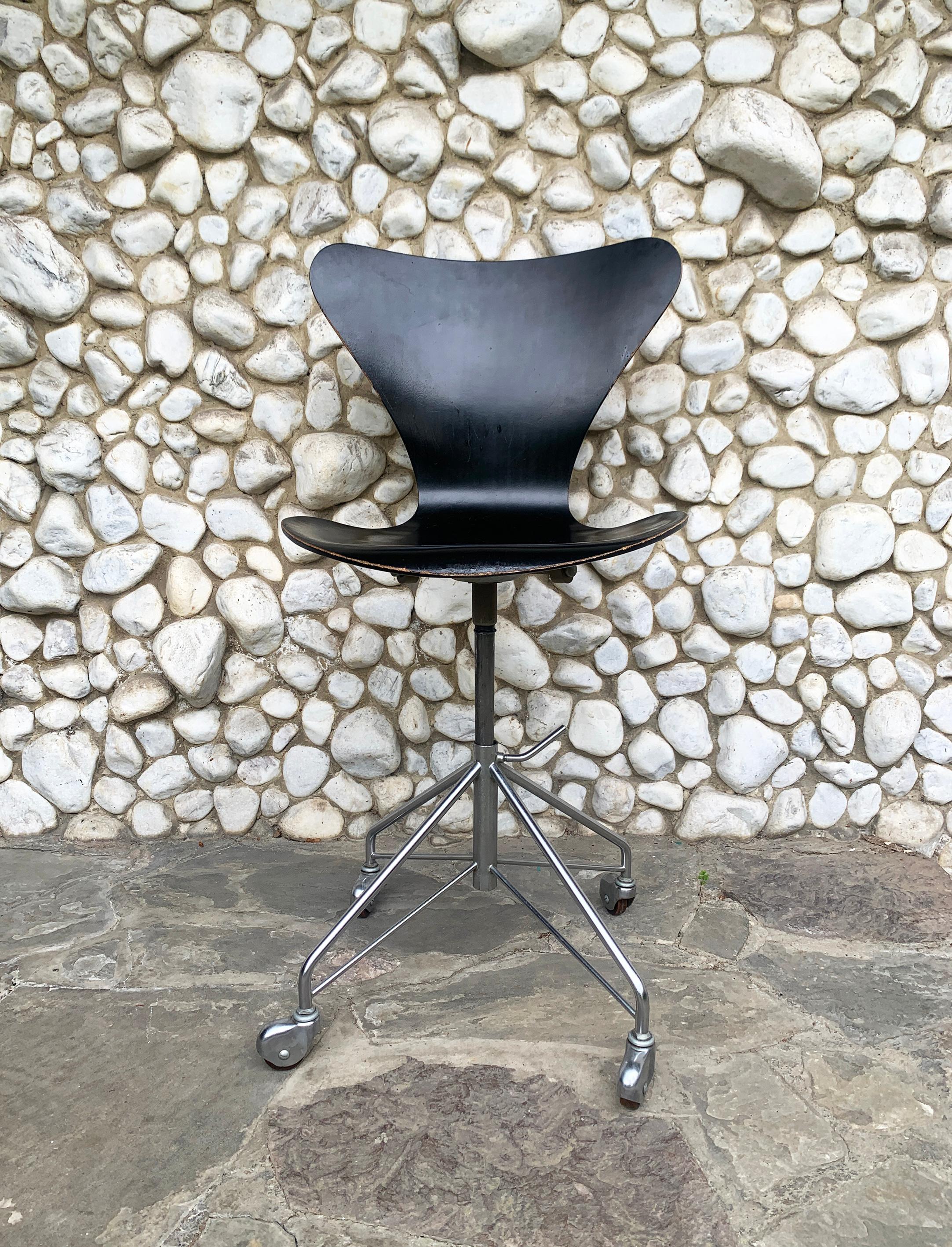 Adjustable Swivel Office Chair 3117 by Arne Jacobsen for Fritz Hansen, 1960s For Sale 1