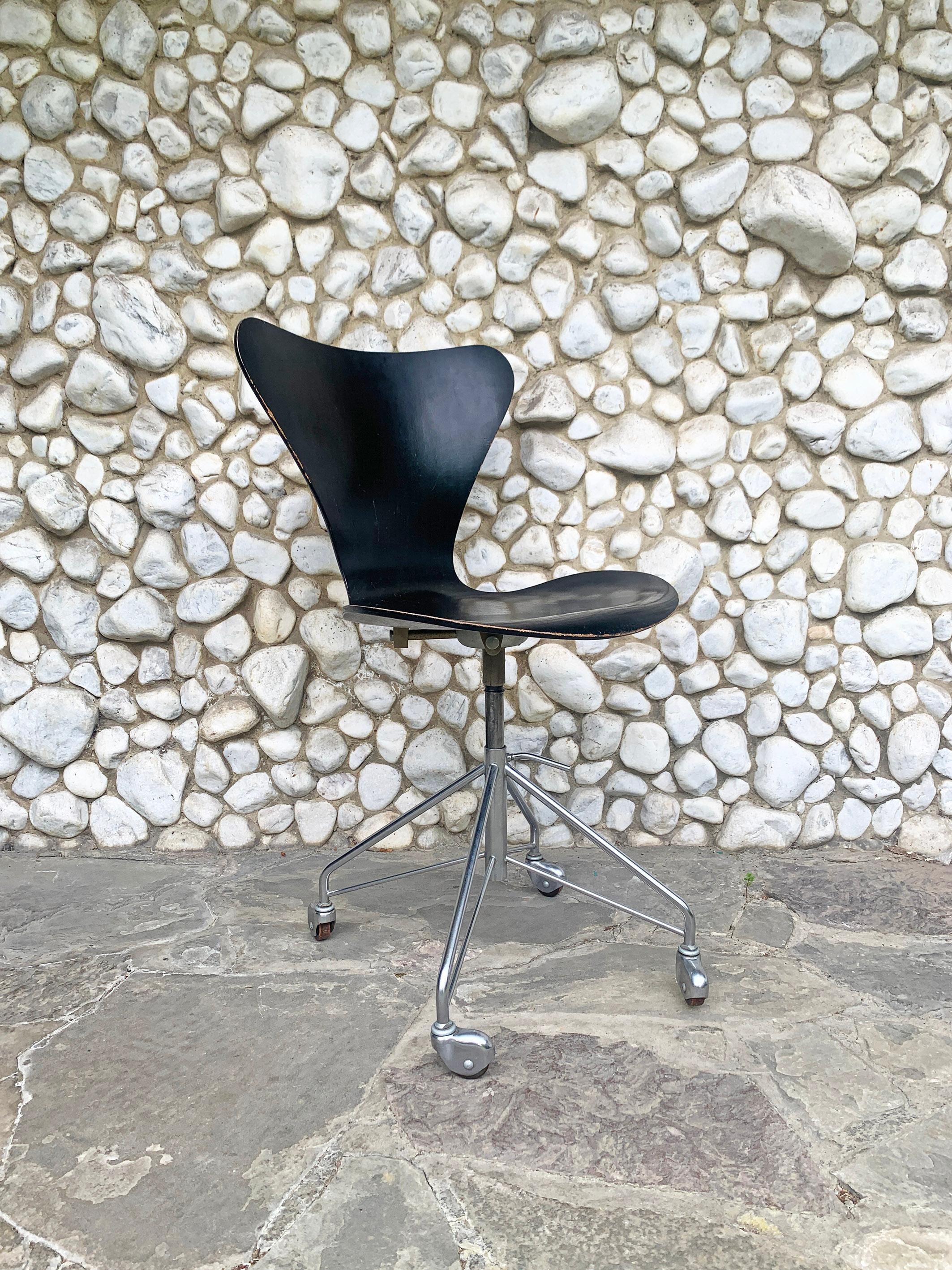 Adjustable Swivel Office Chair 3117 by Arne Jacobsen for Fritz Hansen, 1960s For Sale 2