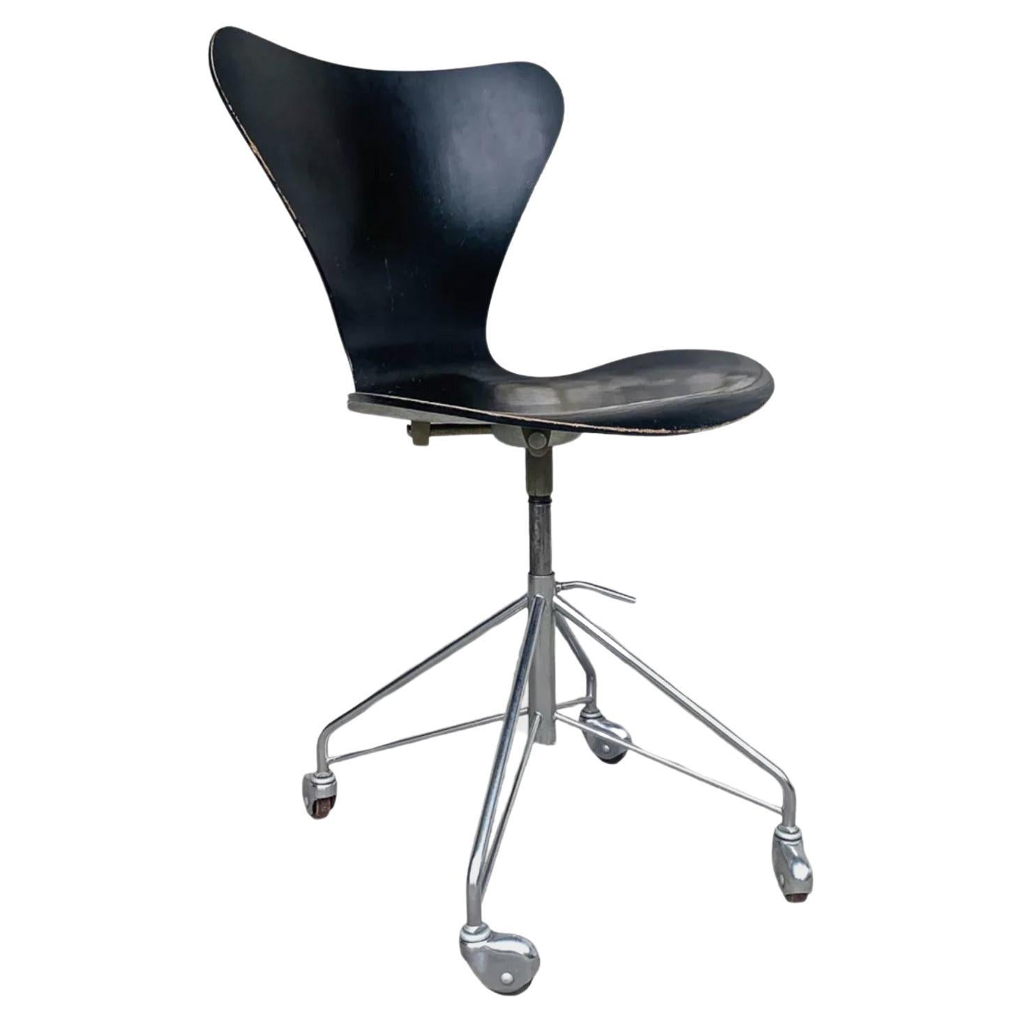 Adjustable Swivel Office Chair 3117 by Arne Jacobsen for Fritz Hansen, 1960s For Sale