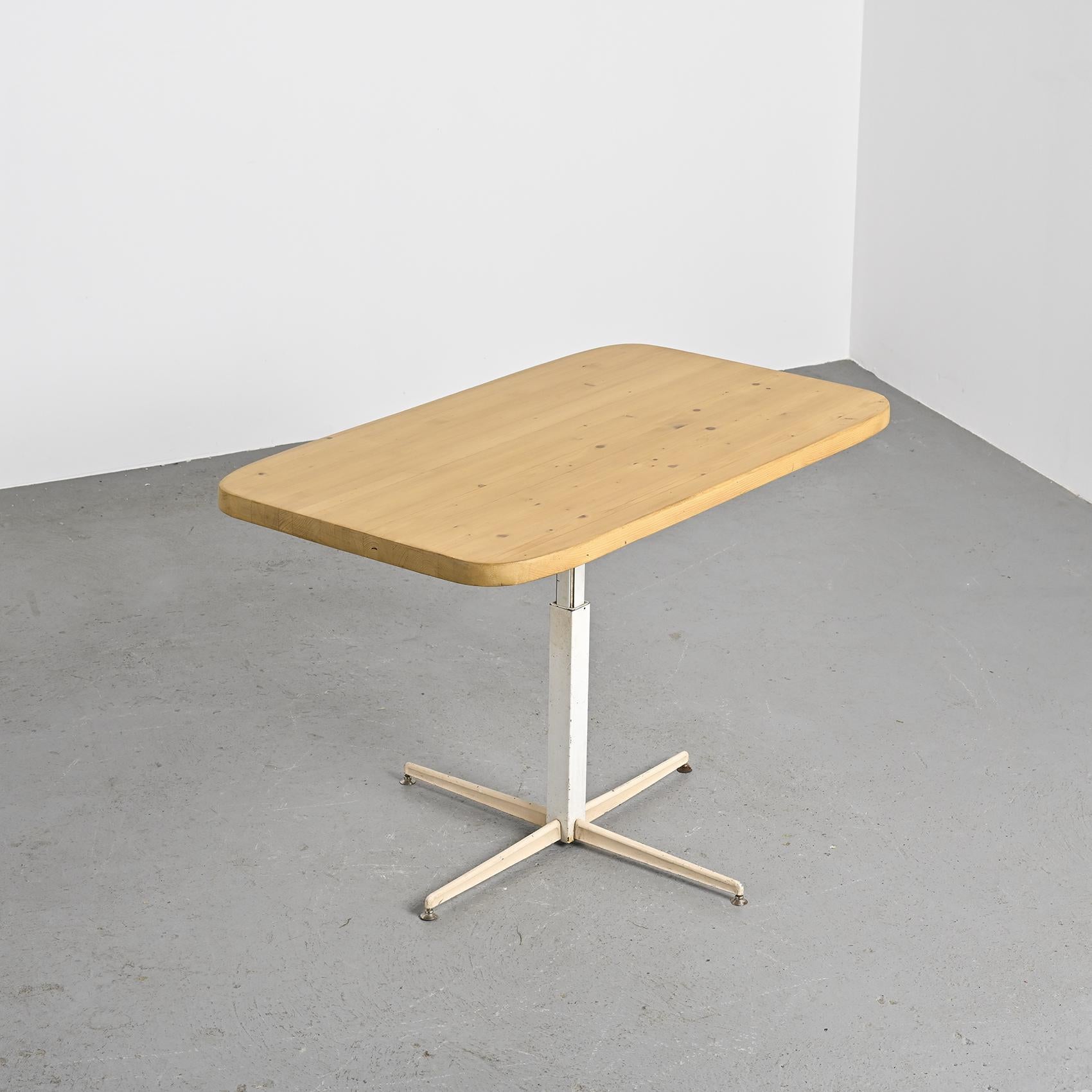 Seltener höhenverstellbarer rechteckiger Tisch mit abgerundeten Kanten, entworfen von Charlotte Perriand für den Ferienort Les Arcs in den 1970er Jahren.

Es hat eine verleimte, laminierte Kiefernplatte von rechteckiger Form mit einer schönen Patina