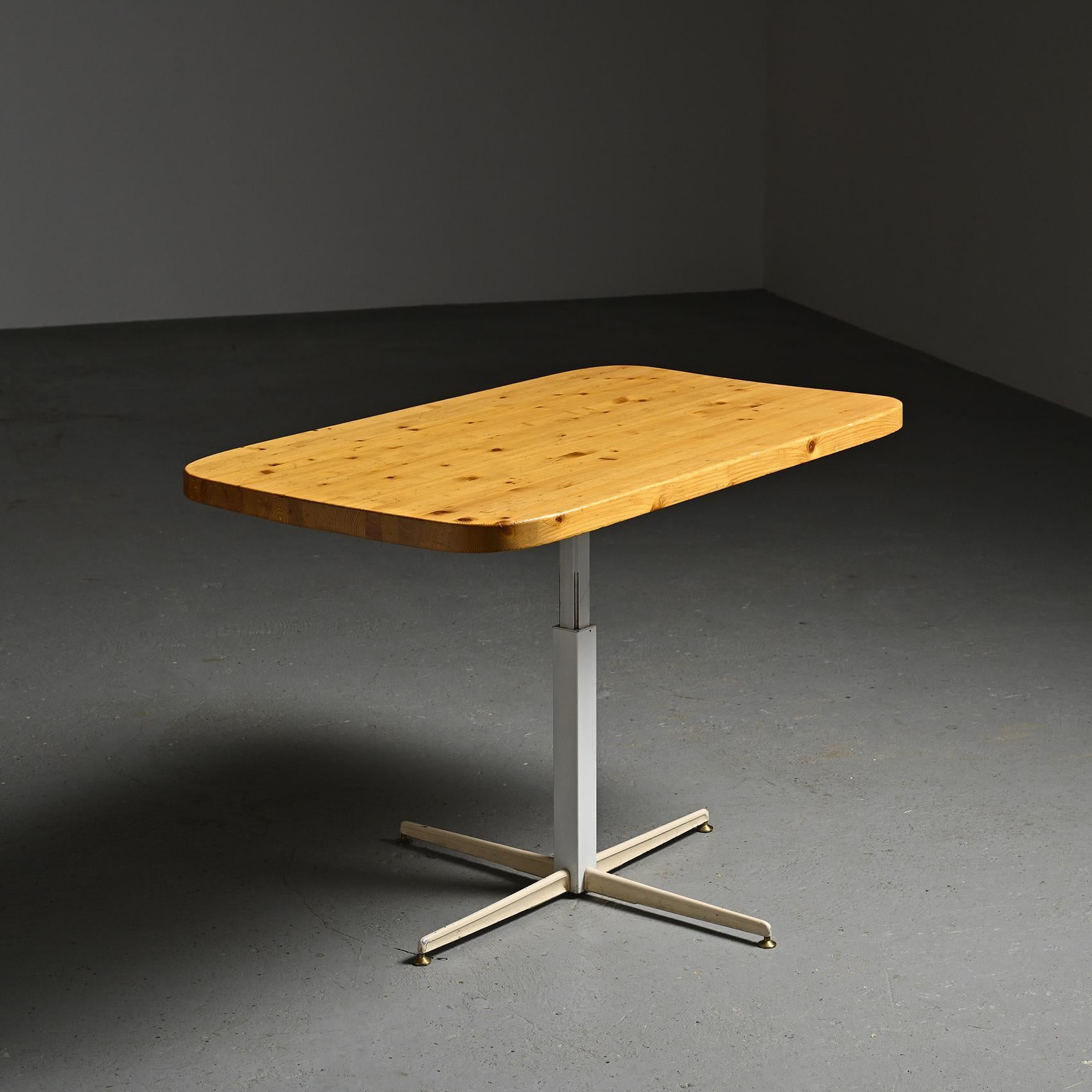 Rare height-adjustable rectangular table with rounded edges designed by Charlotte Perriand designed for the resort of Les Arcs in the 1970s.

It has a glued laminated pine top of rectangular shape with a beautiful patina, and rests on a white 