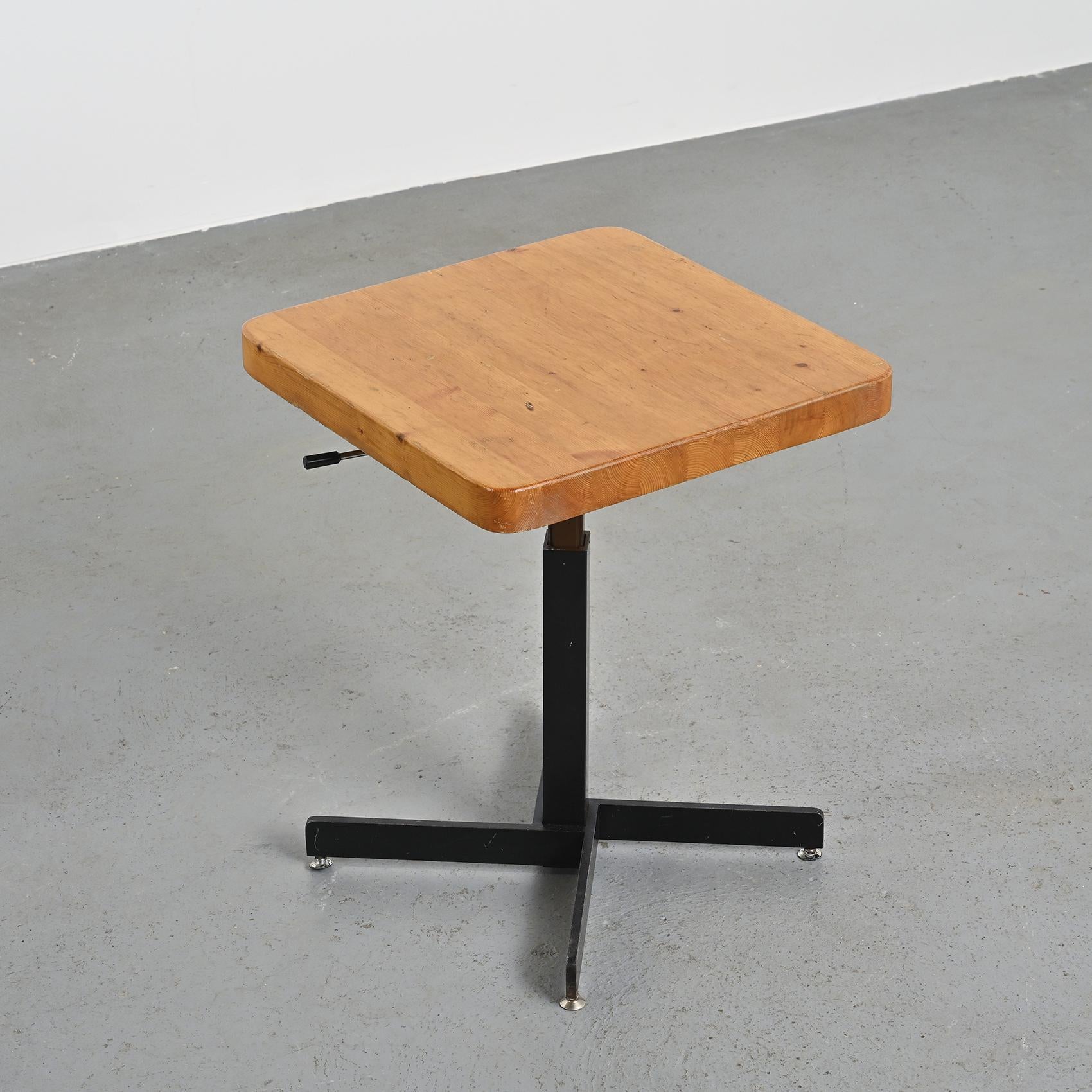 Adjustable table by Charlotte Perriand, Les Arcs, circa 1973 en venta 3