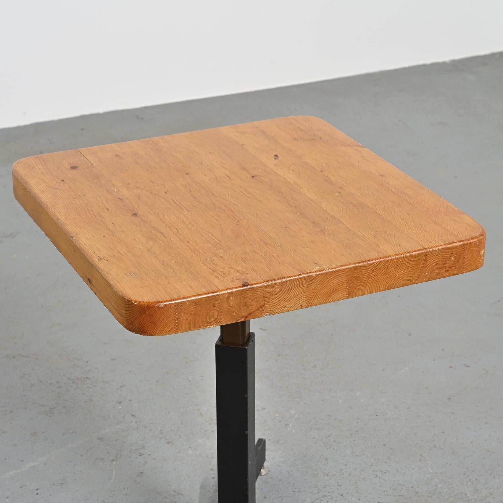 Adjustable table by Charlotte Perriand, Les Arcs, circa 1973 en venta 5