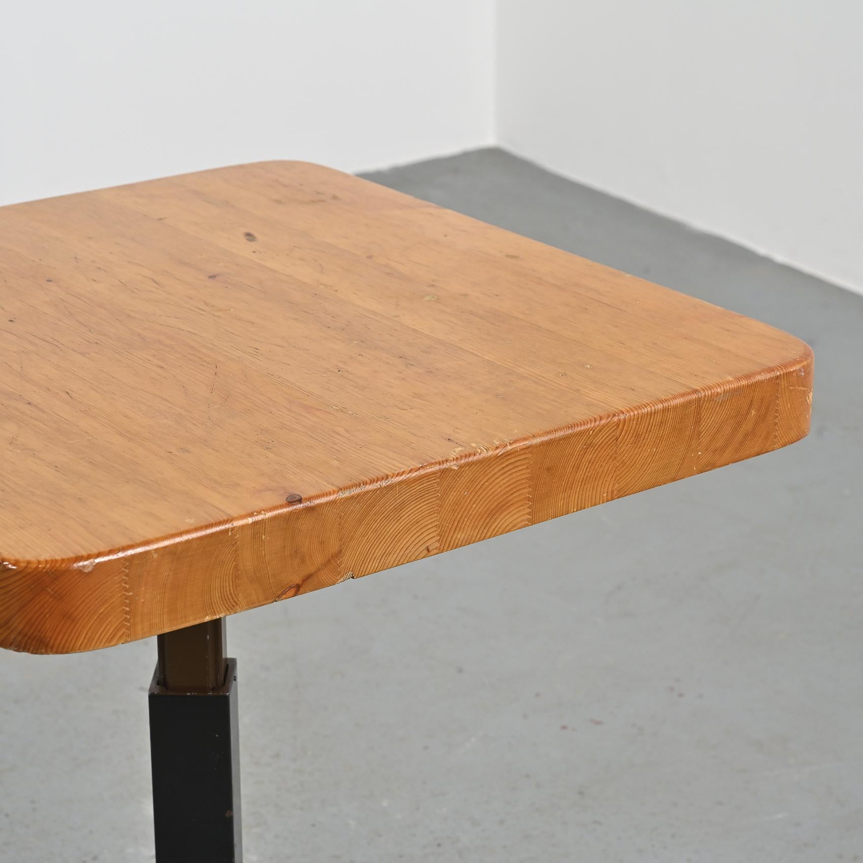 Adjustable table by Charlotte Perriand, Les Arcs, circa 1973 en venta 6