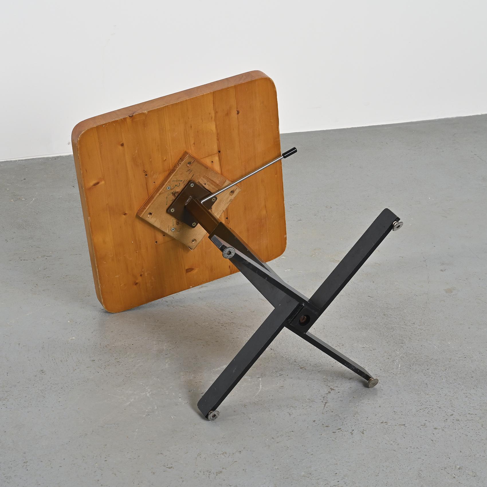 Adjustable table by Charlotte Perriand, Les Arcs, circa 1973 en venta 7