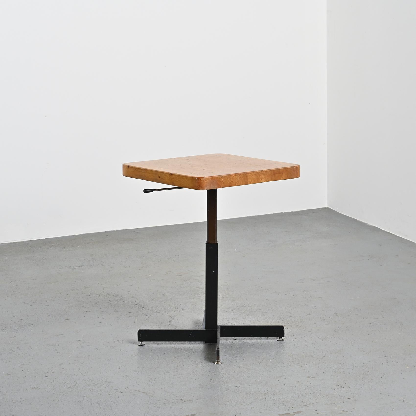 Adjustable table by Charlotte Perriand, Les Arcs, circa 1973 Moderno de mediados de siglo en venta