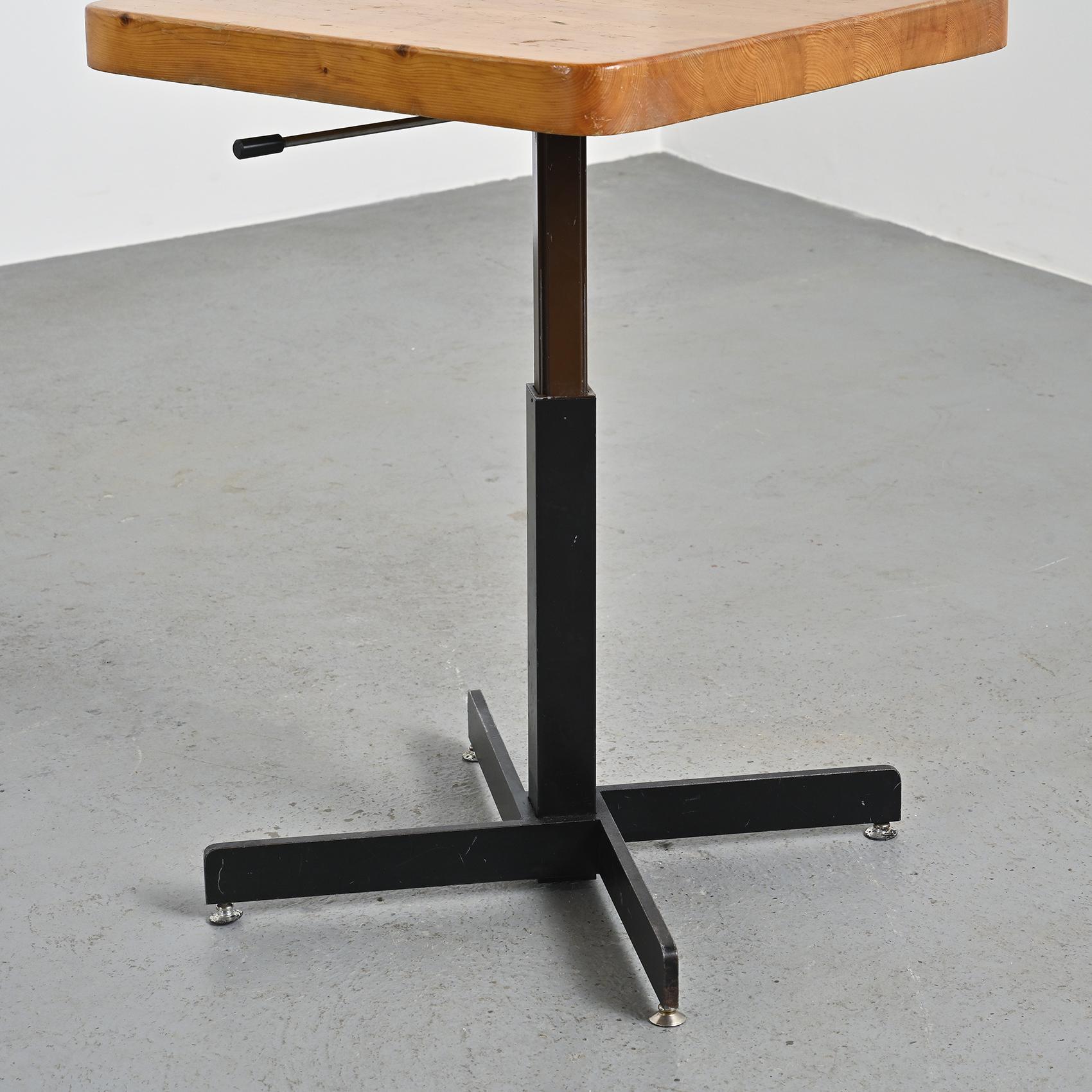 Adjustable table by Charlotte Perriand, Les Arcs, circa 1973 en Bueno estado para la venta en VILLEURBANNE, FR