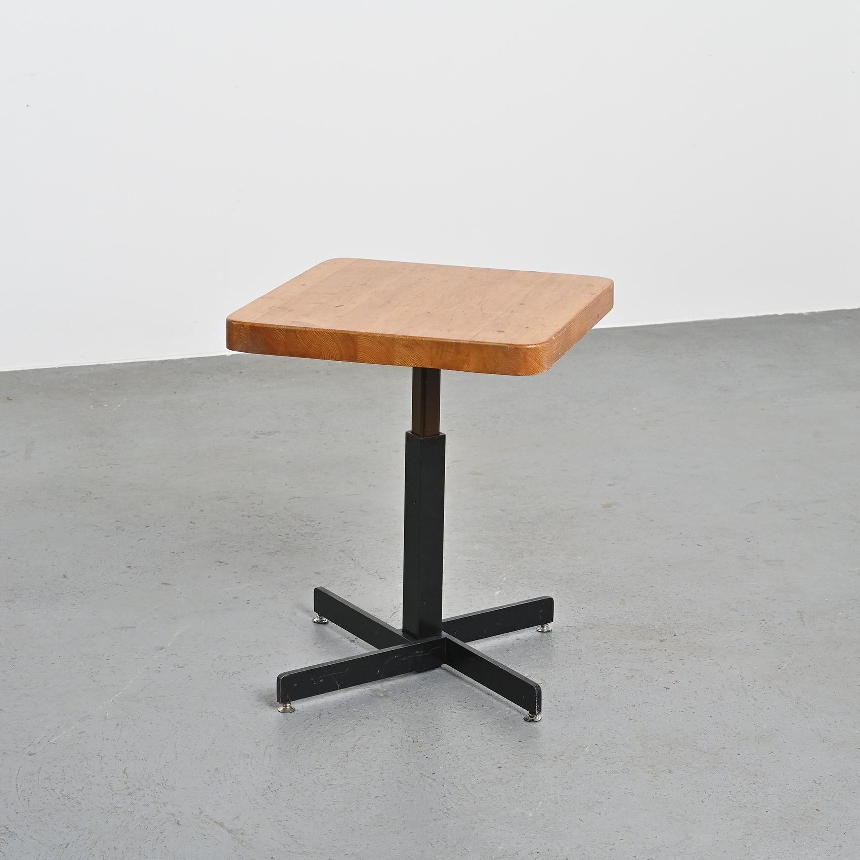 Adjustable table by Charlotte Perriand, Les Arcs, circa 1973 en venta 1