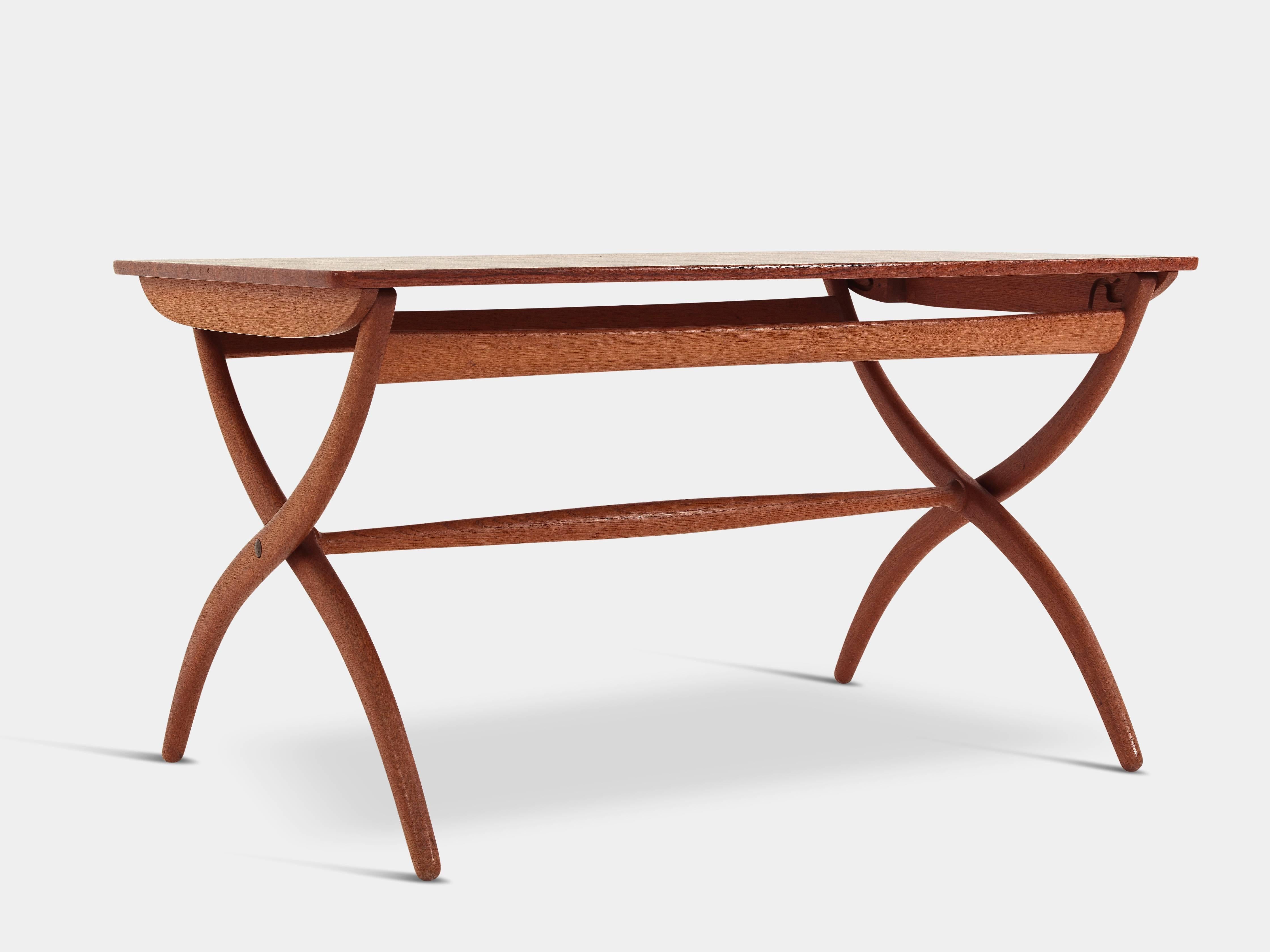 Ole Wanscher (1903-1985)

Danish designer coffee table from 1951 with adjustable height (60-70 cm) in teak and by the master cabinetmaker Rud Rasmussen. This is a classic and original midcentury Danish modern design piece by one of the leading