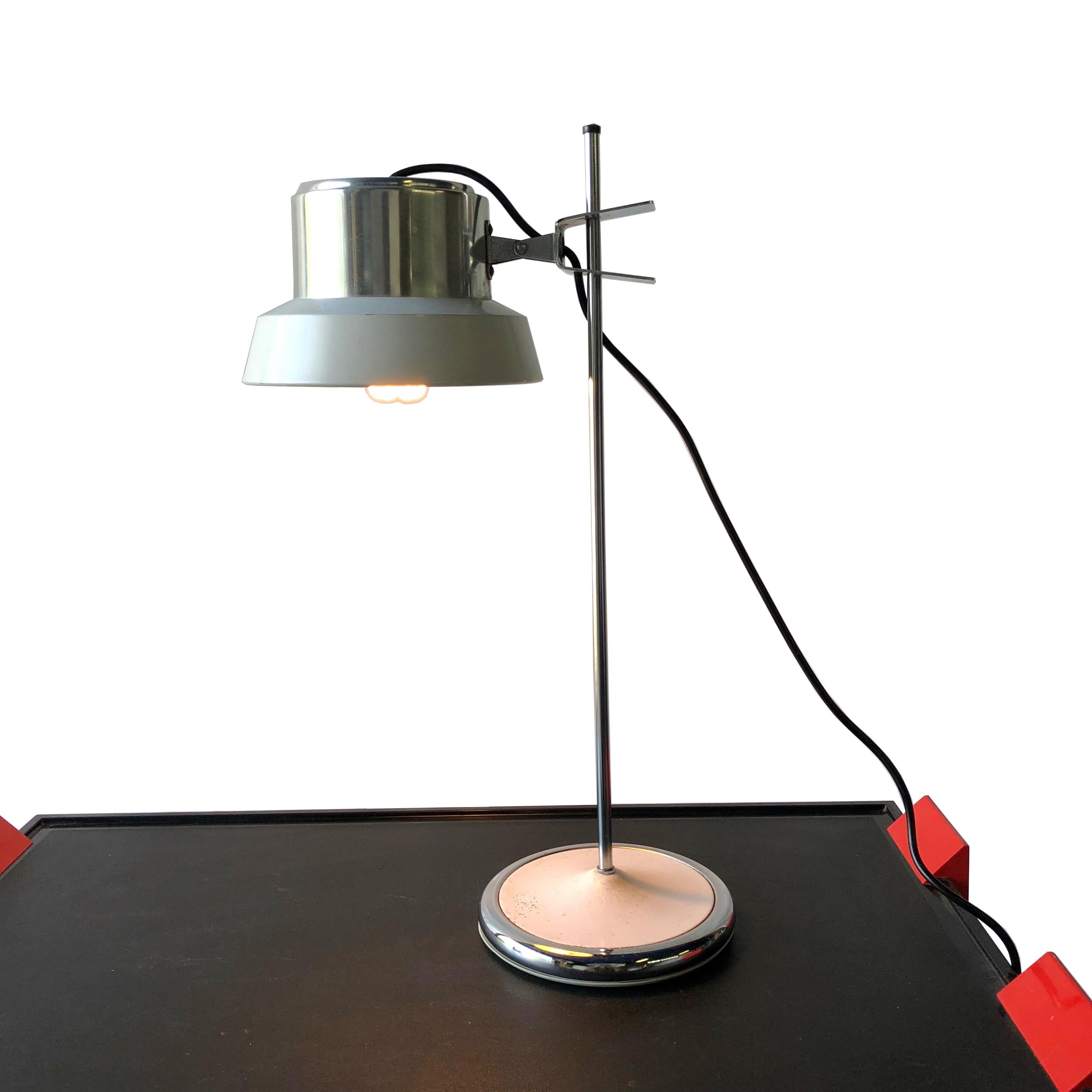 This wonderful Italian design is adjustable in height. It features a chromed metal body and a small brushed shade. It adapts perfectly to a modern, Industrial or Minimalist design house. The lamp is signed Targetti Sankey.