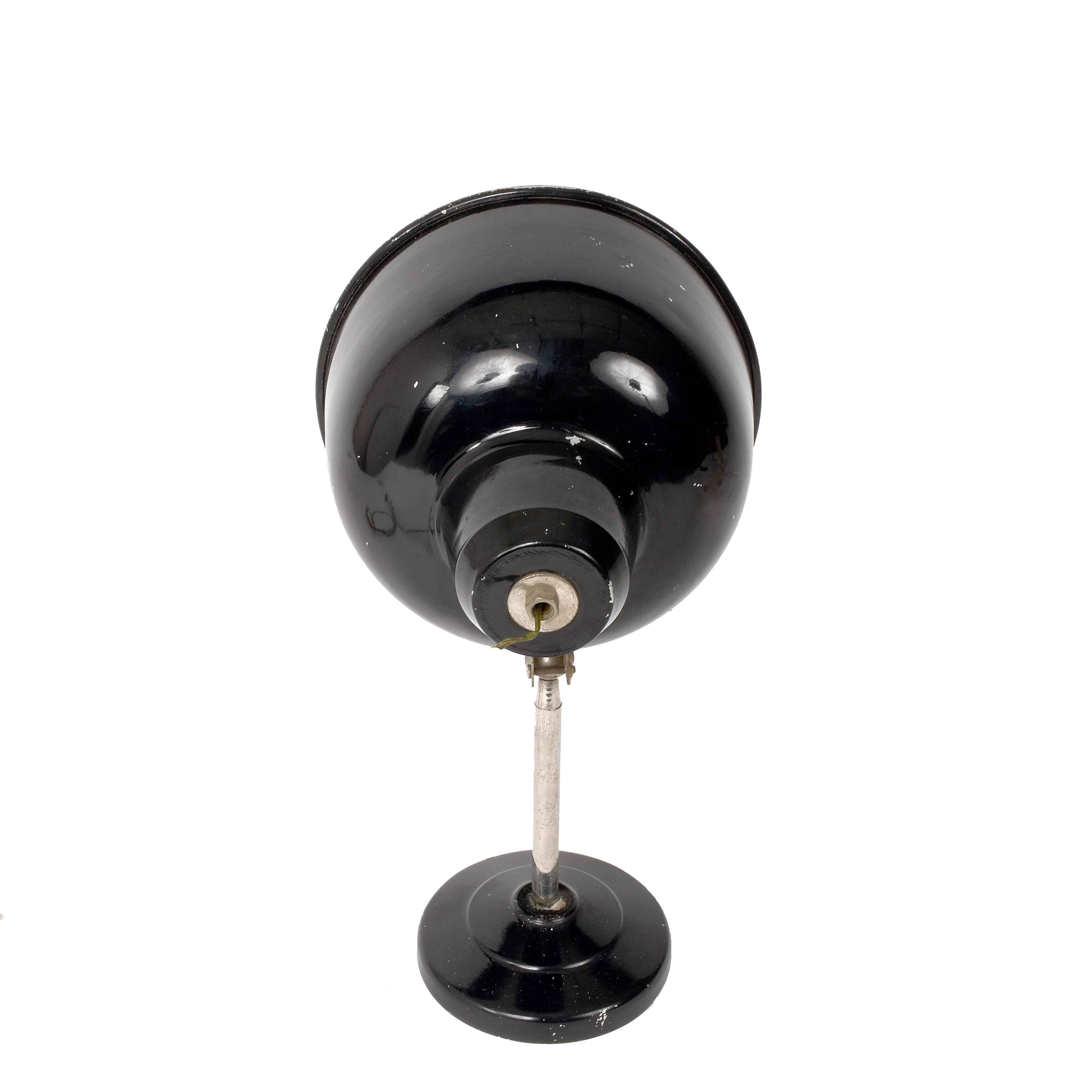 This marvellous lamp is in black enameled metal. It has its original bulb of the time at 125 volts. Works with 250 volt lamps. Do not use the bulb with 250 volt current, except with a current transformer.
