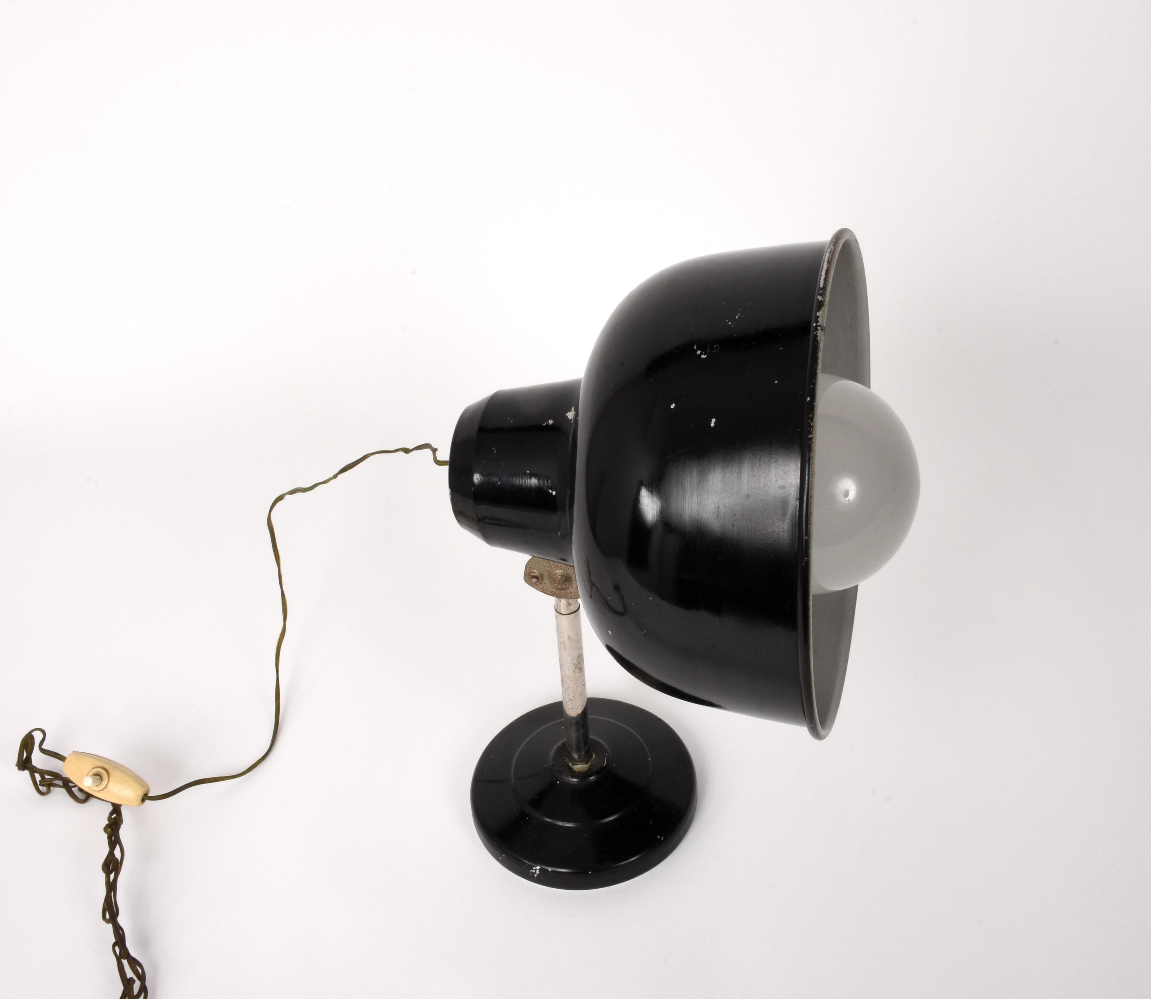Adjustable Table Desk Lamp, Italy, circa 1940, Industrial Style, Enameled Metal In Good Condition In Roma, IT