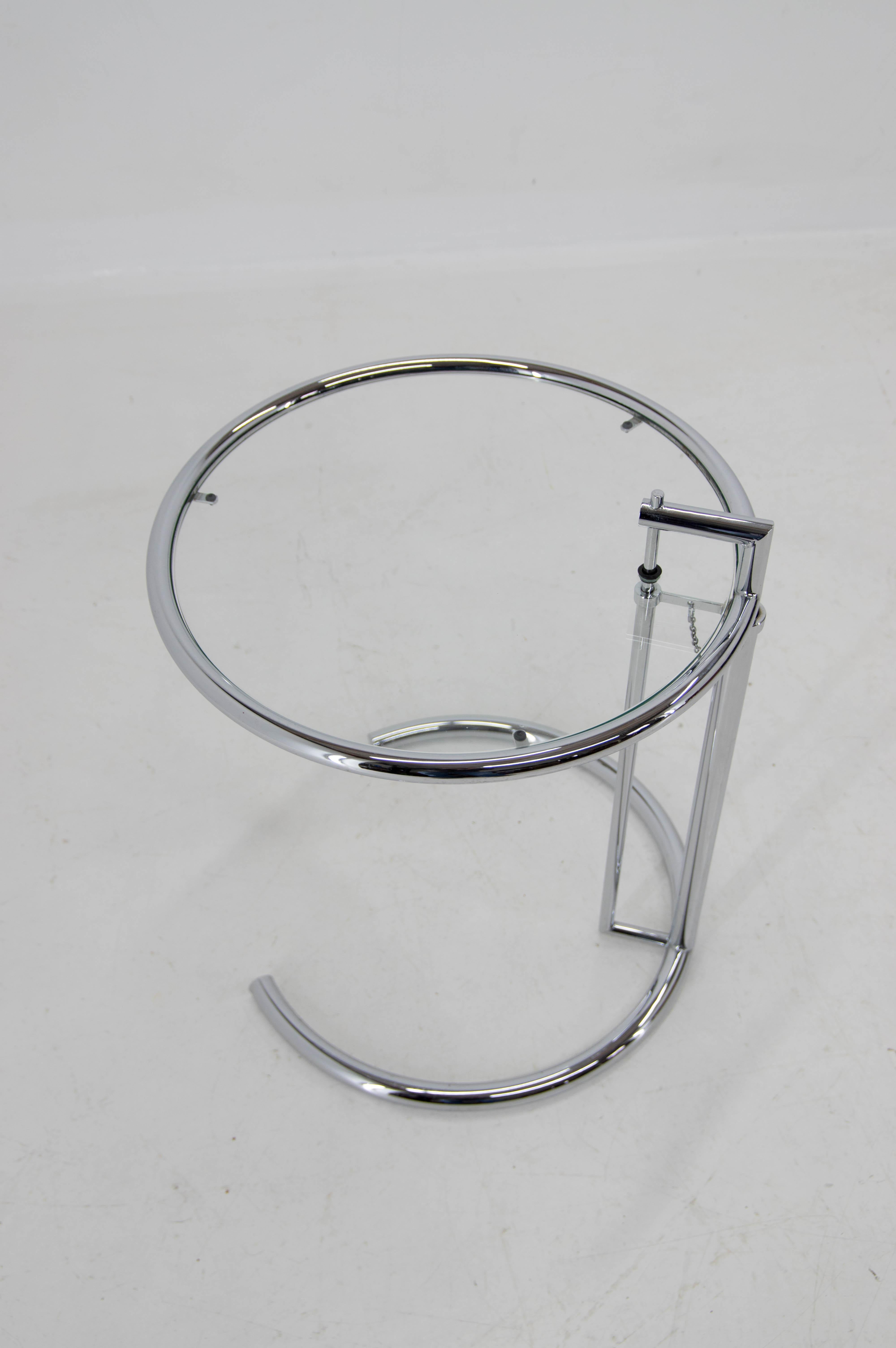 Adjustable Table E 1027 in Chrome and Crystal by Eileen Gray 3