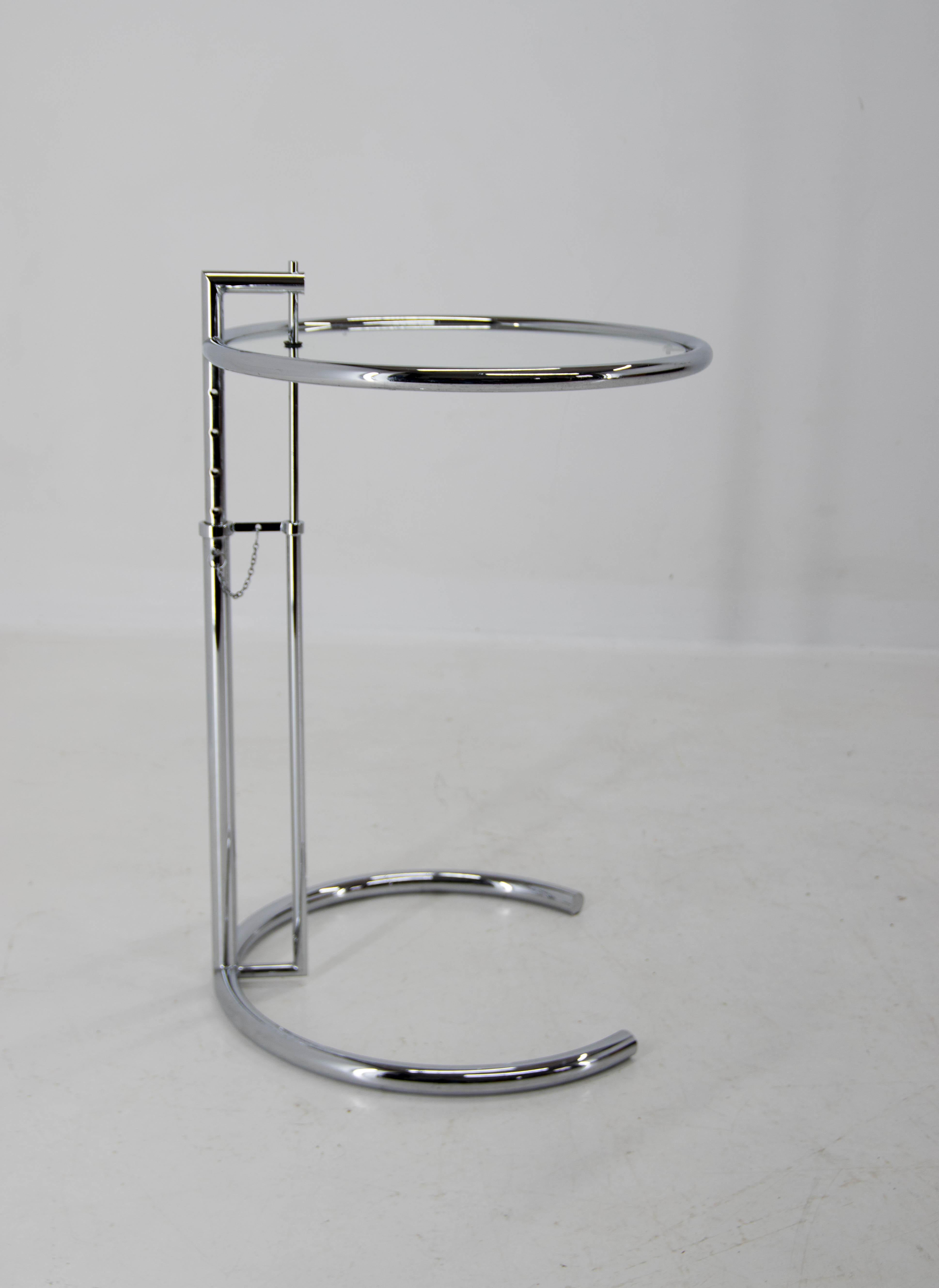 Bauhaus Table réglable E 1027 en chrome et cristal d'Eileen Gray