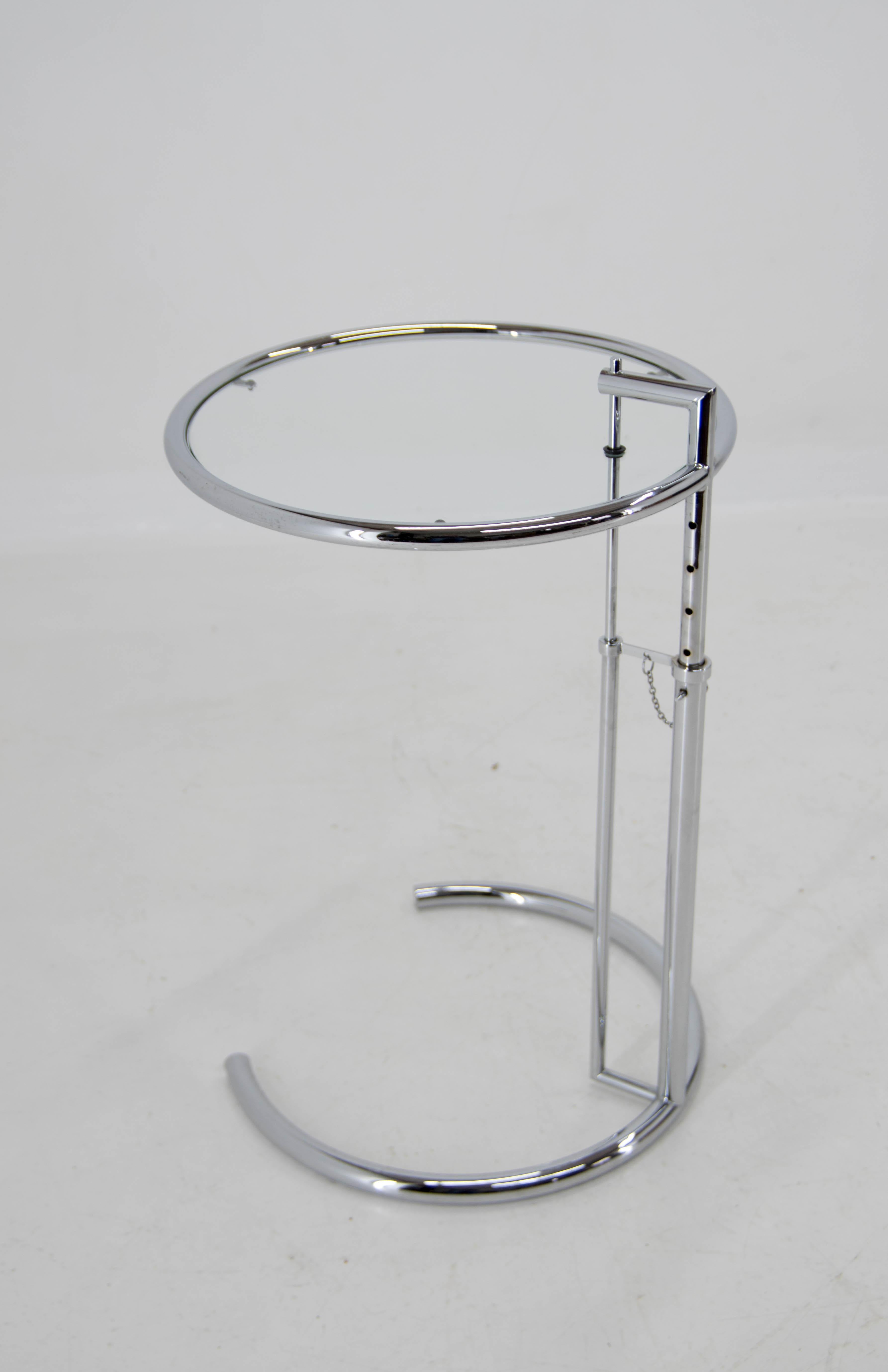 Bauhaus Adjustable Table E 1027 in Chrome and Crystal by Eileen Gray