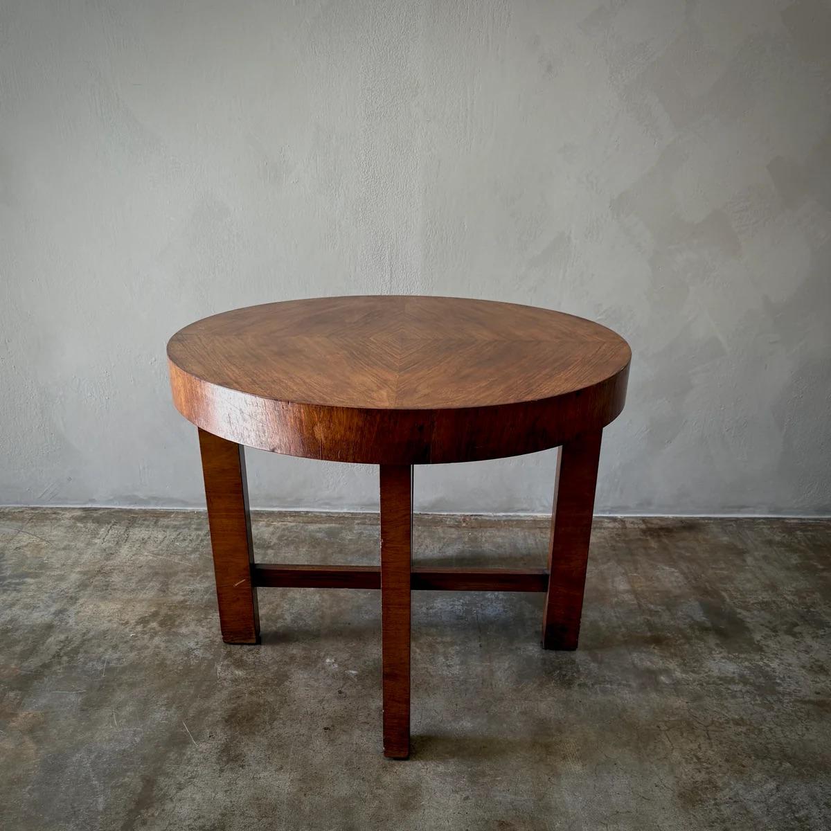Cette table réglable, fabriquée en noyer, provient de la France du début du XXe siècle et allie utilité et élégance discrète. Son plateau rond et ses pieds robustes reflètent l'attrait intemporel et la fonctionnalité conçue pour s'adapter à une