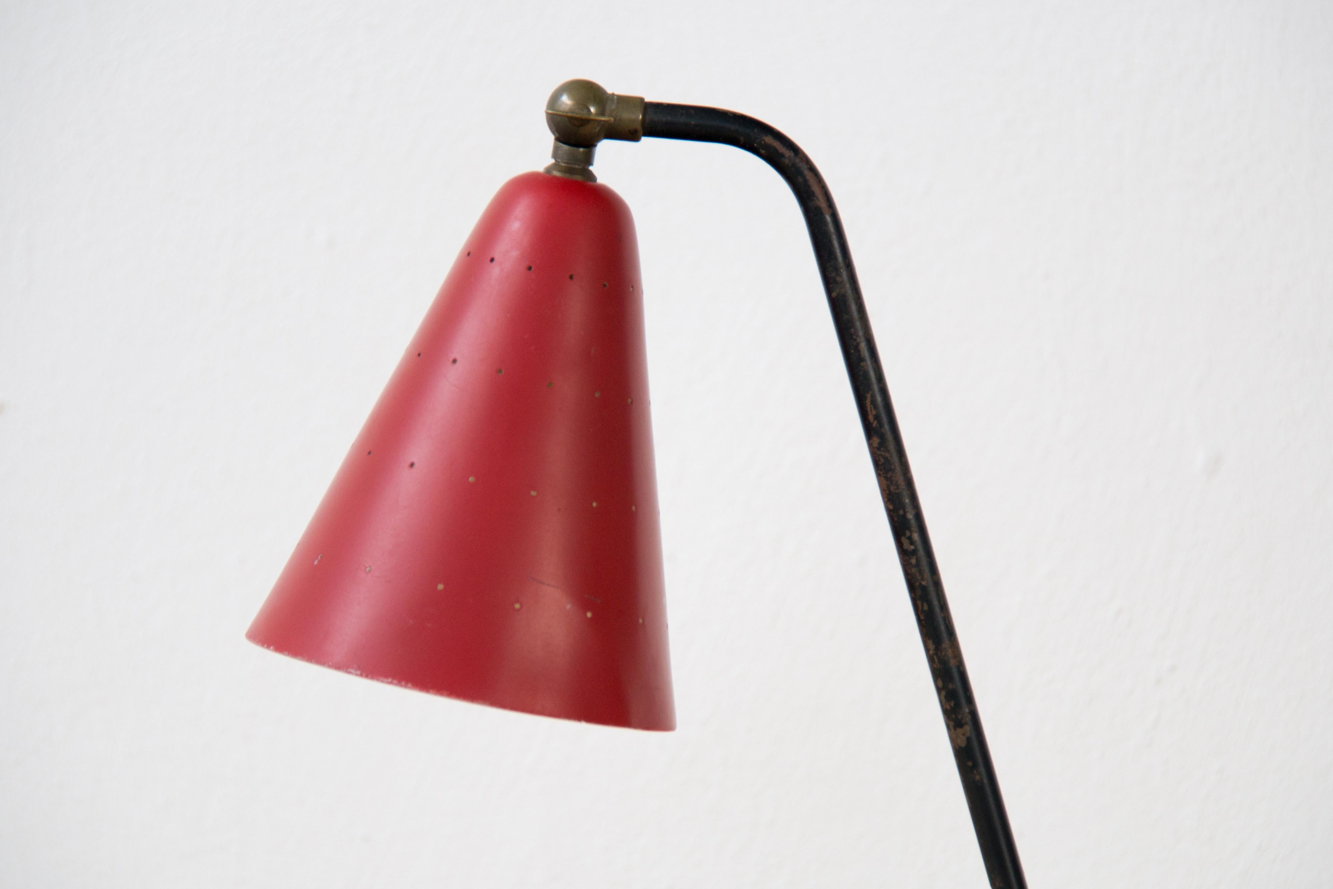 Tripod tablelamp designed by Svend Aage Holm Sorensen
Perforated adjustable screen, original red lacquer.