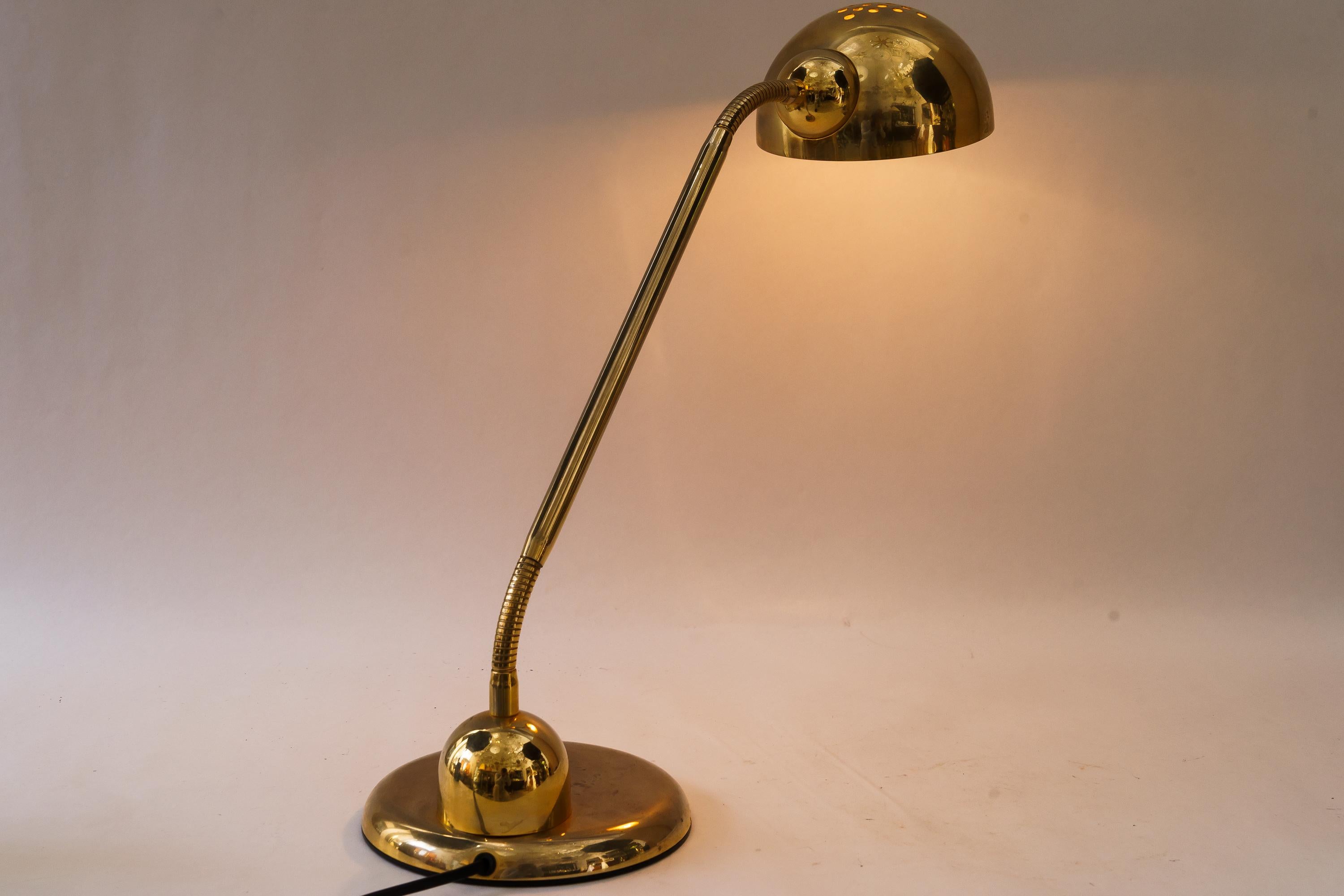 Adjustable Table lamp by vrieland design made in Holland around 1980s For Sale 5