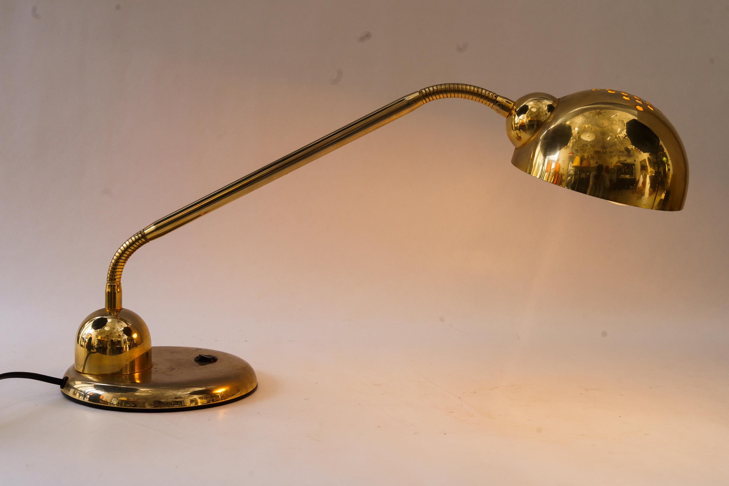 Adjustable Table lamp by vrieland design made in Holland around 1980s For Sale 7