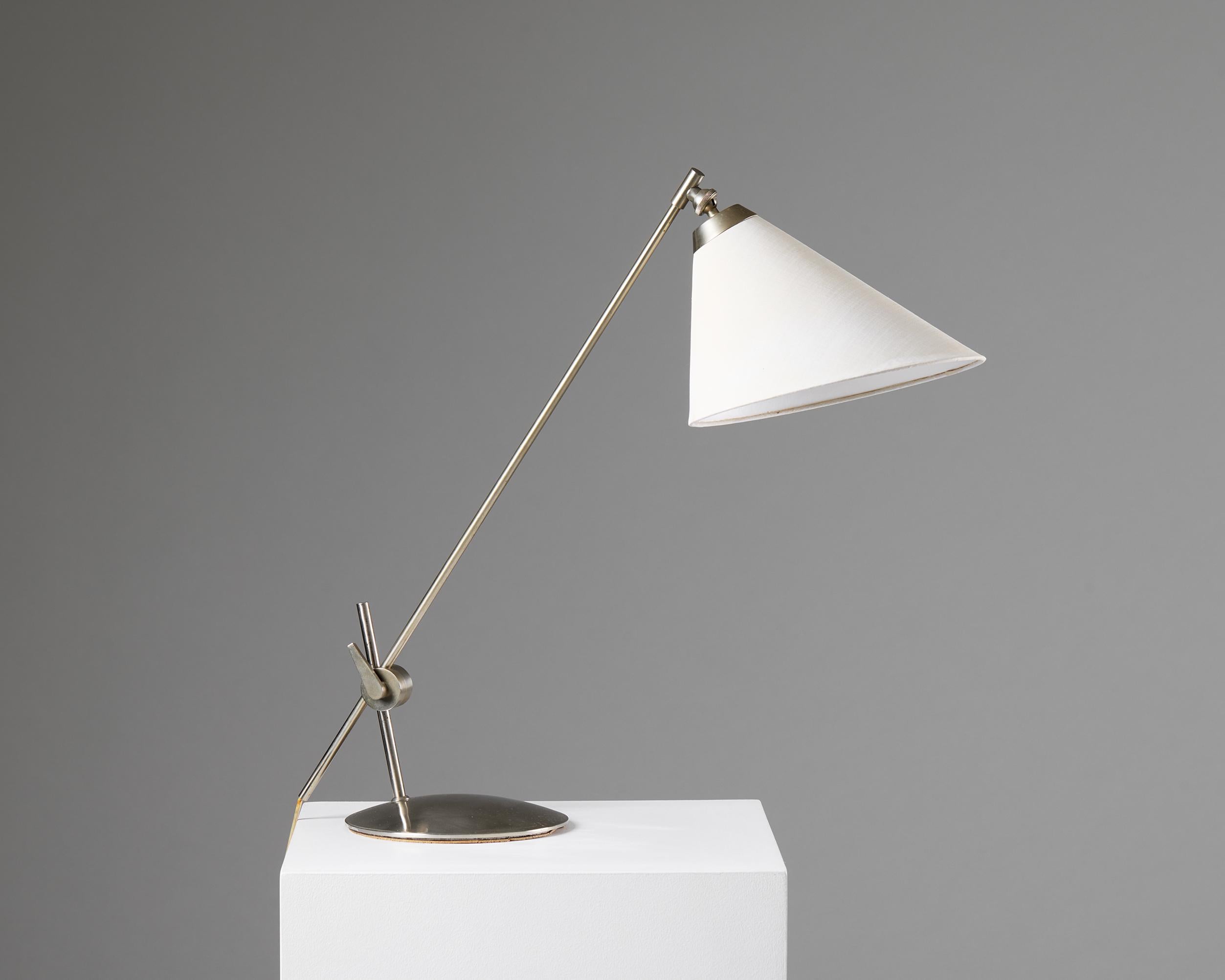 Lampe de table réglable conçue par TH. Valentiner pour Poul Dinesen, Danemark, années 1960. Cette lampe de table danoise raffinée illustre la géométrie nette et la précision technique caractéristiques du design scandinave du milieu du siècle