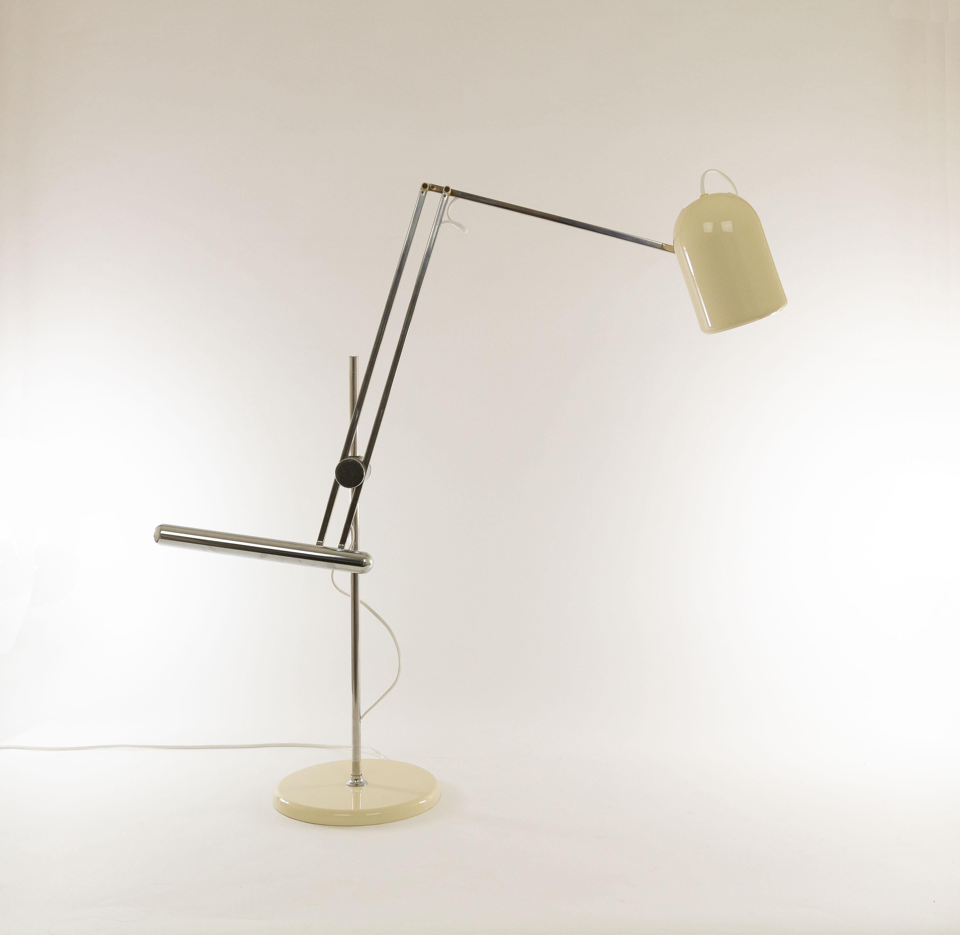 Adjustable table lamp model G32 designed and manufactured by Reggiani Illuminazione in the early 1970s.

This design consists of a chromed metal stem, frame and counterweight, with a lacquered shade and base. The lamp can be adjusted up and down