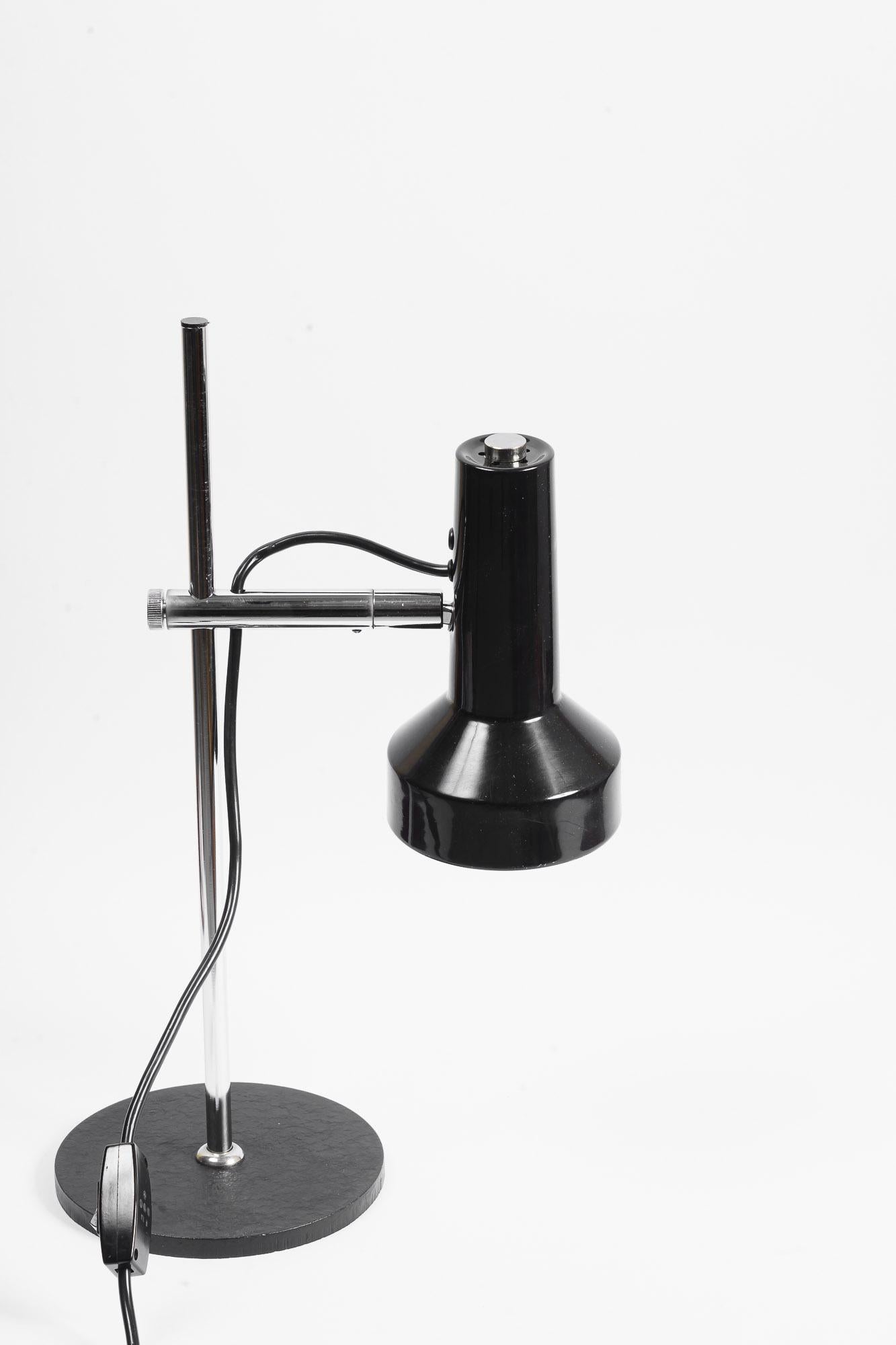Lampe de table réglable italie vers 1960
La hauteur est réglable de 20 à 50 cm.
