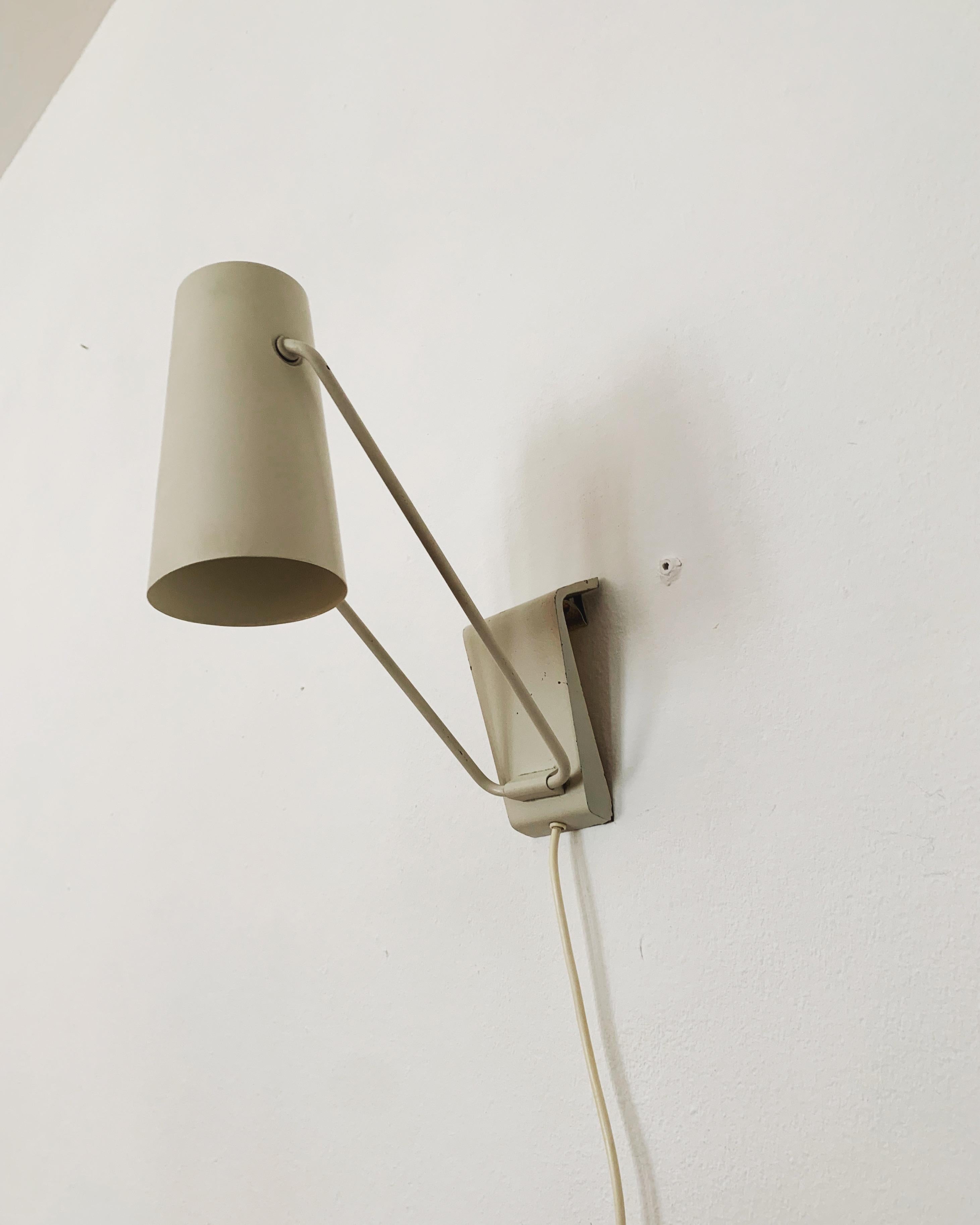 Merveilleuse lampe industrielle Bauhaus des années 1950 par Kaiser Leuchten.
Fantastique design du milieu du siècle.
Haute qualité.
La lampe peut être utilisée de manière flexible comme lampe de table ou comme applique murale.
L'abat-jour est