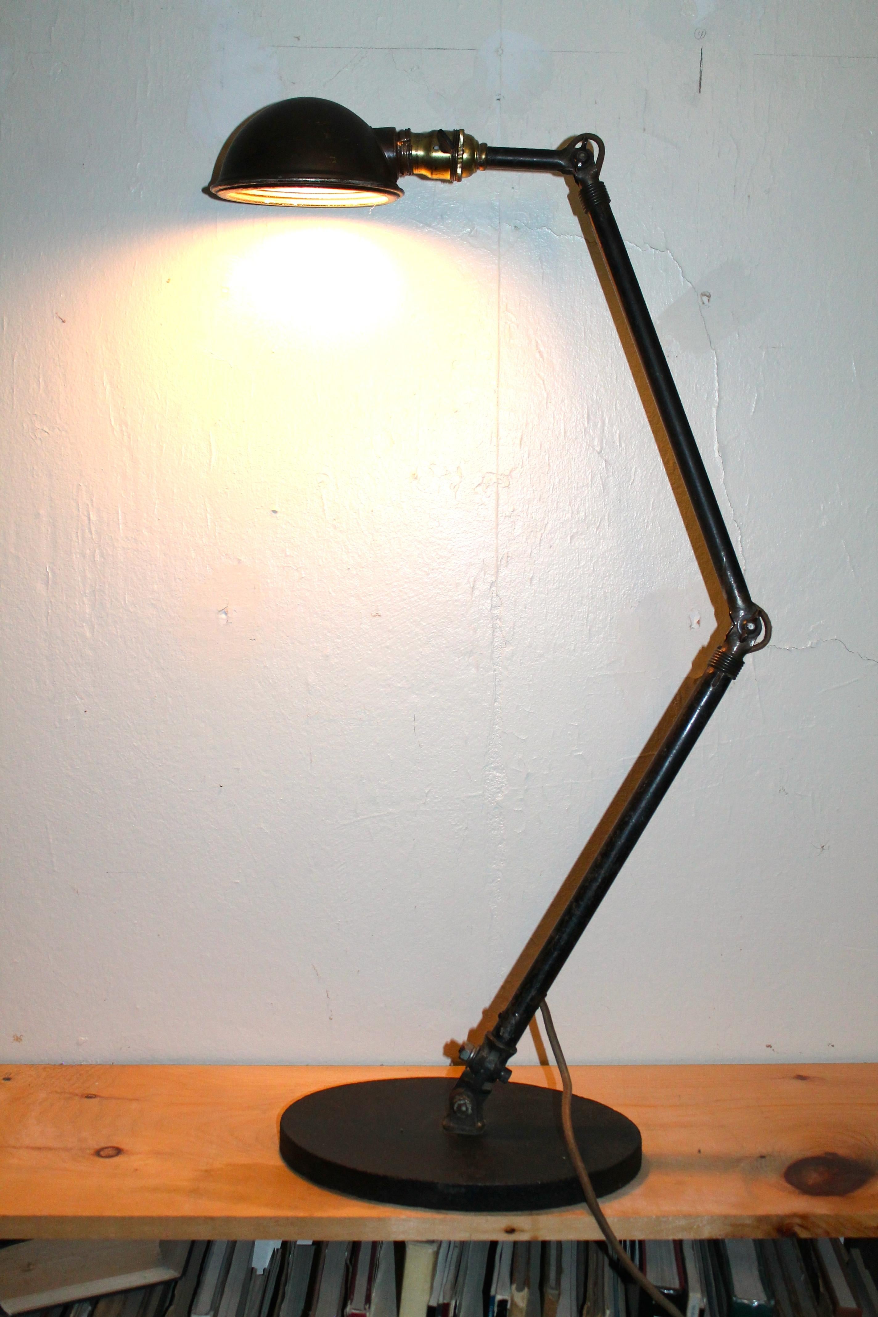 Unsere alte 'Task'-Lampe für Maschinisten wurde kürzlich neu verkabelt. Ein schöner ovaler Sockel aus Gusseisen macht diese Tischleuchte sehr praktisch und nützlich. Die volle Länge beträgt 45
